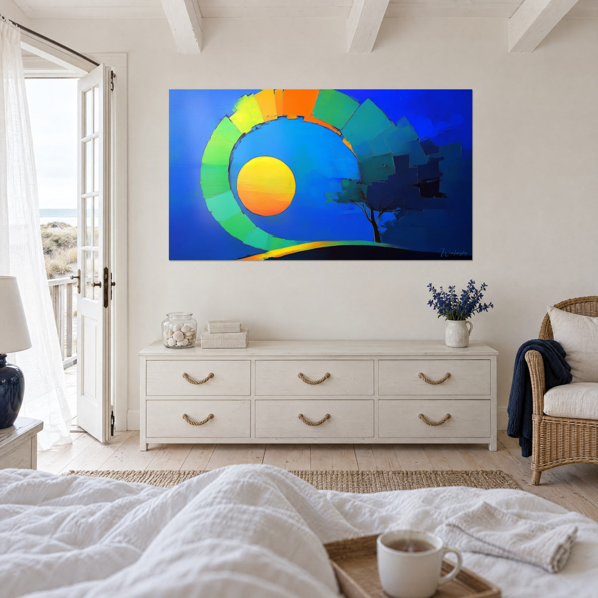 Tableau arbre noir sur colline sous un disque solaire jaune, spirale verte et bleu cobalt, au-dessus d'un lit dans une chambre claire