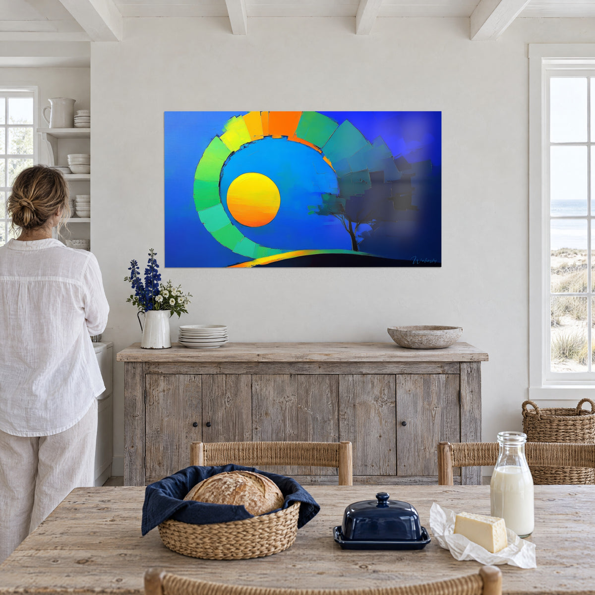 Tableau énergie solaire en aplats de peinture au couteau, spirale turquoise et orange, face à une femme en blouse blanche près d'une table