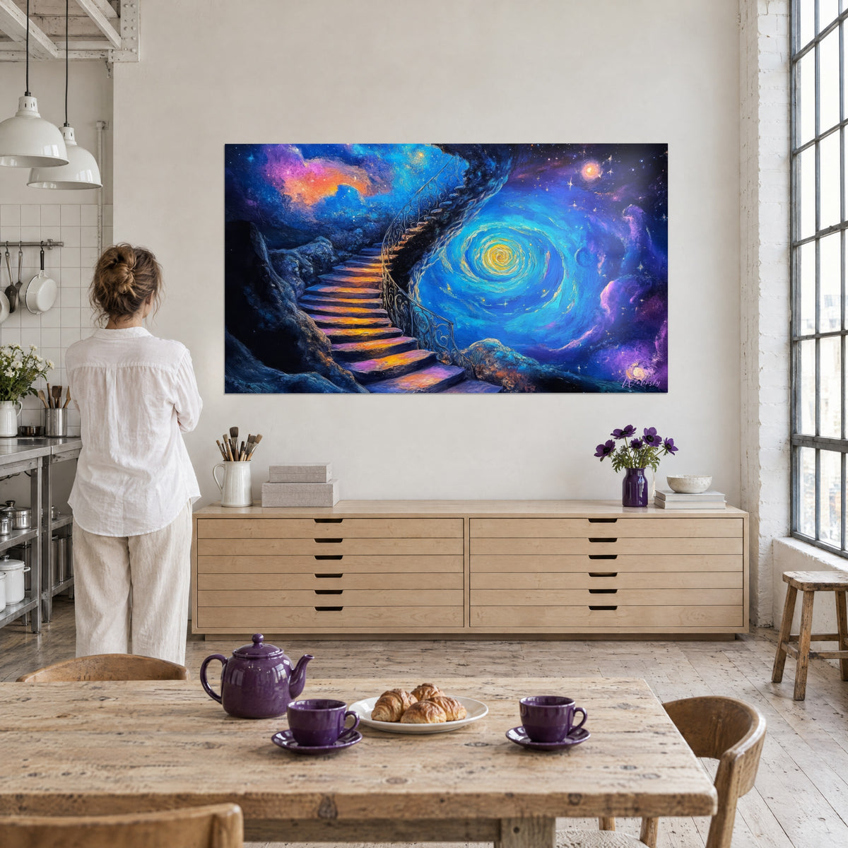 Tableau montée d'escalier rocheux vers un vortex céleste bleu électrique et or, femme de dos près d'une table de petit-déjeuner