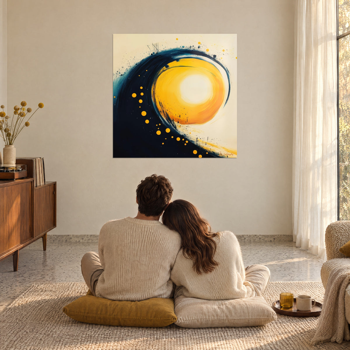 Quadro orbe luminoso zafferano e crema abbracciato da un'onda blu notte, proiezioni dorate, di fronte a una coppia seduta a terra