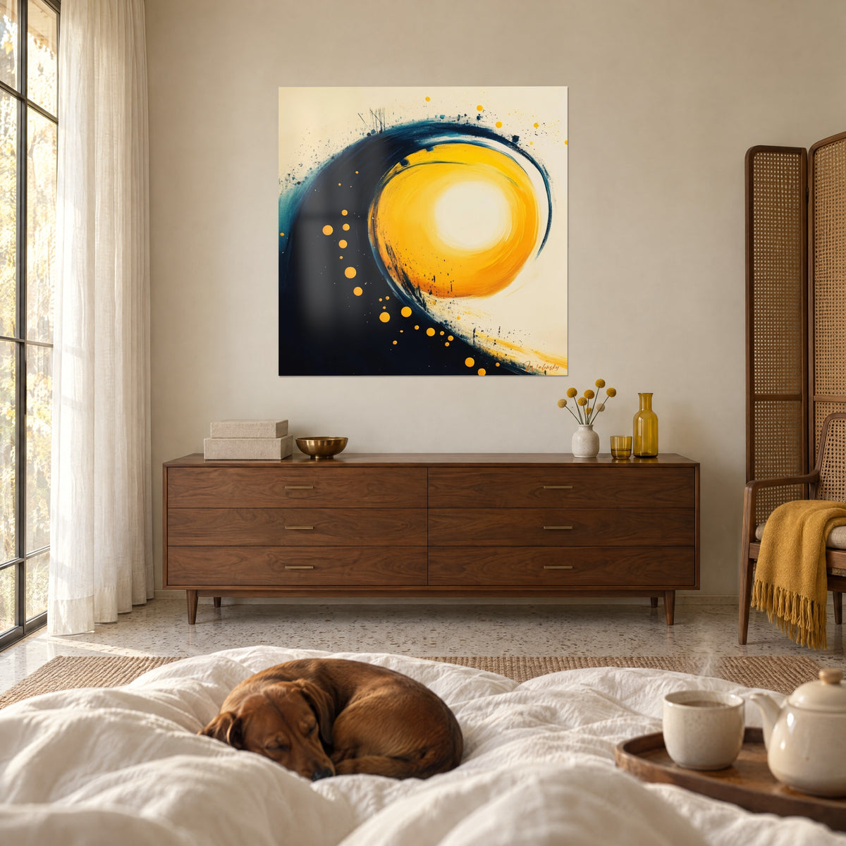 Quadro astro dorato cerchiato da una linea blu-nera su fondo avorio, tocchi ocra, sopra un letto in una camera chiara