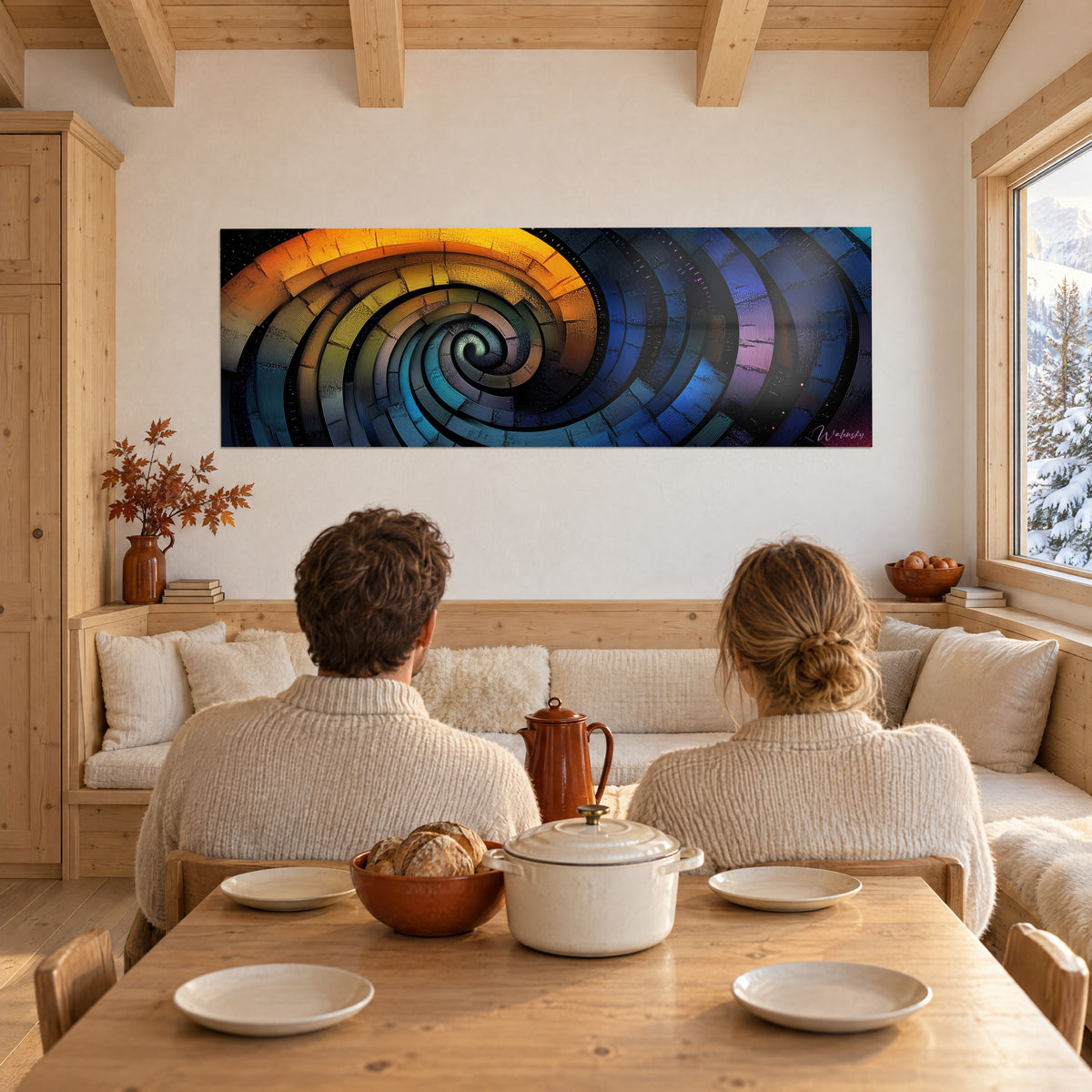 Gemälde mit rotierender Galaxie, goldene Bänder und tiefes Blau, zwei Gäste von hinten am Tisch, große Fensterfront mit Blick auf den Schnee der Hütte