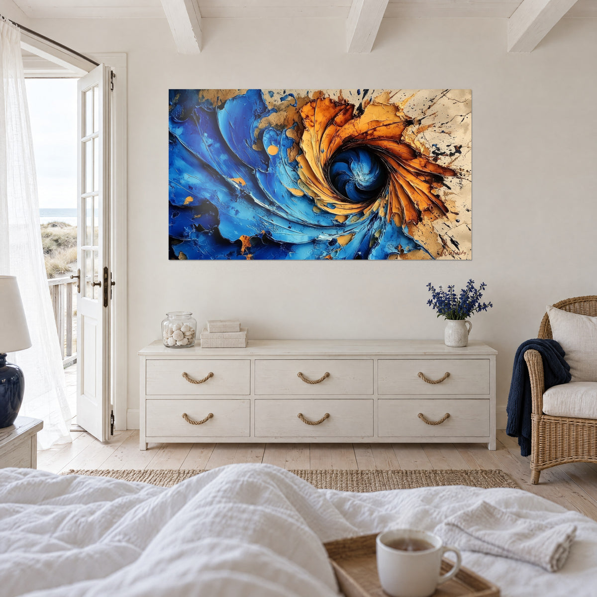 Cuadro Vórtice celeste en azul ultramar y oro, espiral central oscura, bordes ocres agrietados, encima de una cama en un dormitorio luminoso