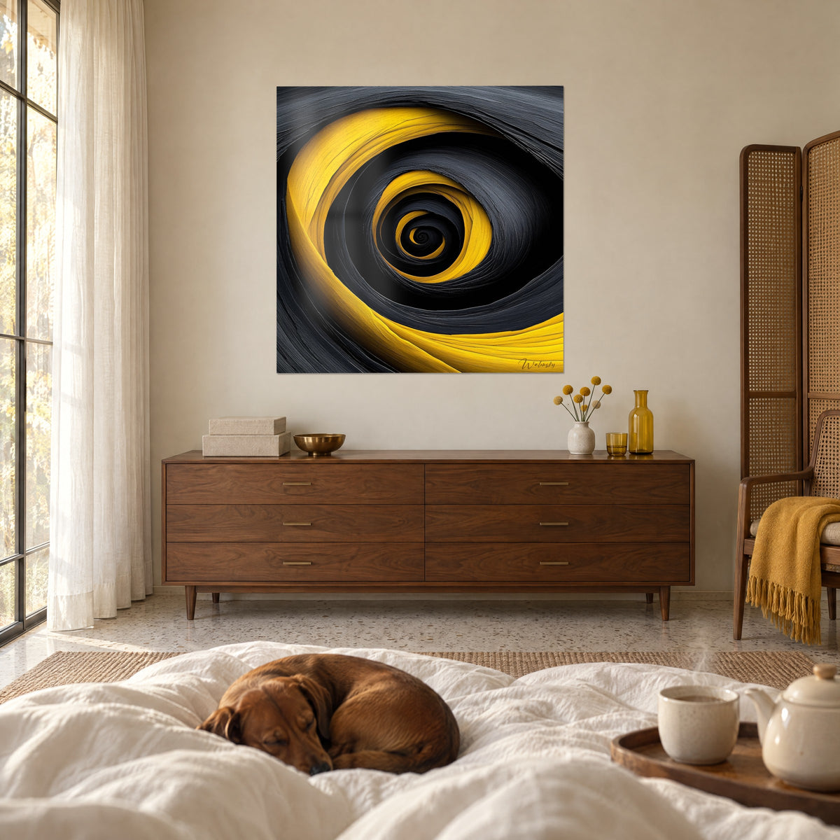 Cuadro con un ojo abstracto de espirales amarillo sol y negro profundo, teckel dormido, encima de una cama en un dormitorio luminoso
