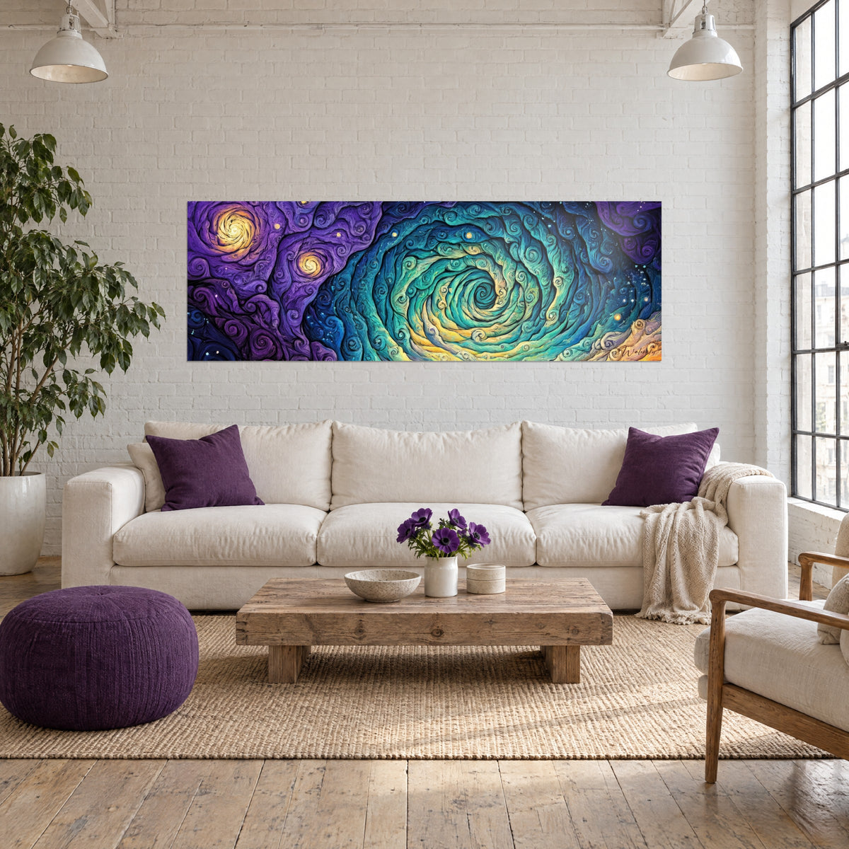 Gemälde kosmische Spirale mit violetten und türkisfarbenen Wirbeln, zwei goldene Sonnen, über einem Sofa in einem hellen Wohnzimmer