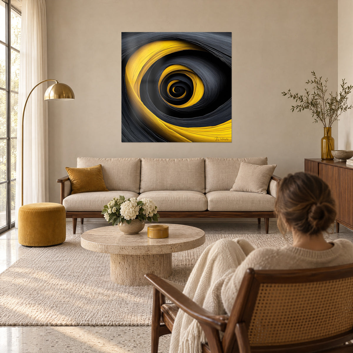 Cuadro con un vórtice hipnótico en remolinos amarillo limón y negro carbón, persona de espaldas, encima de un sofá en un salón luminoso