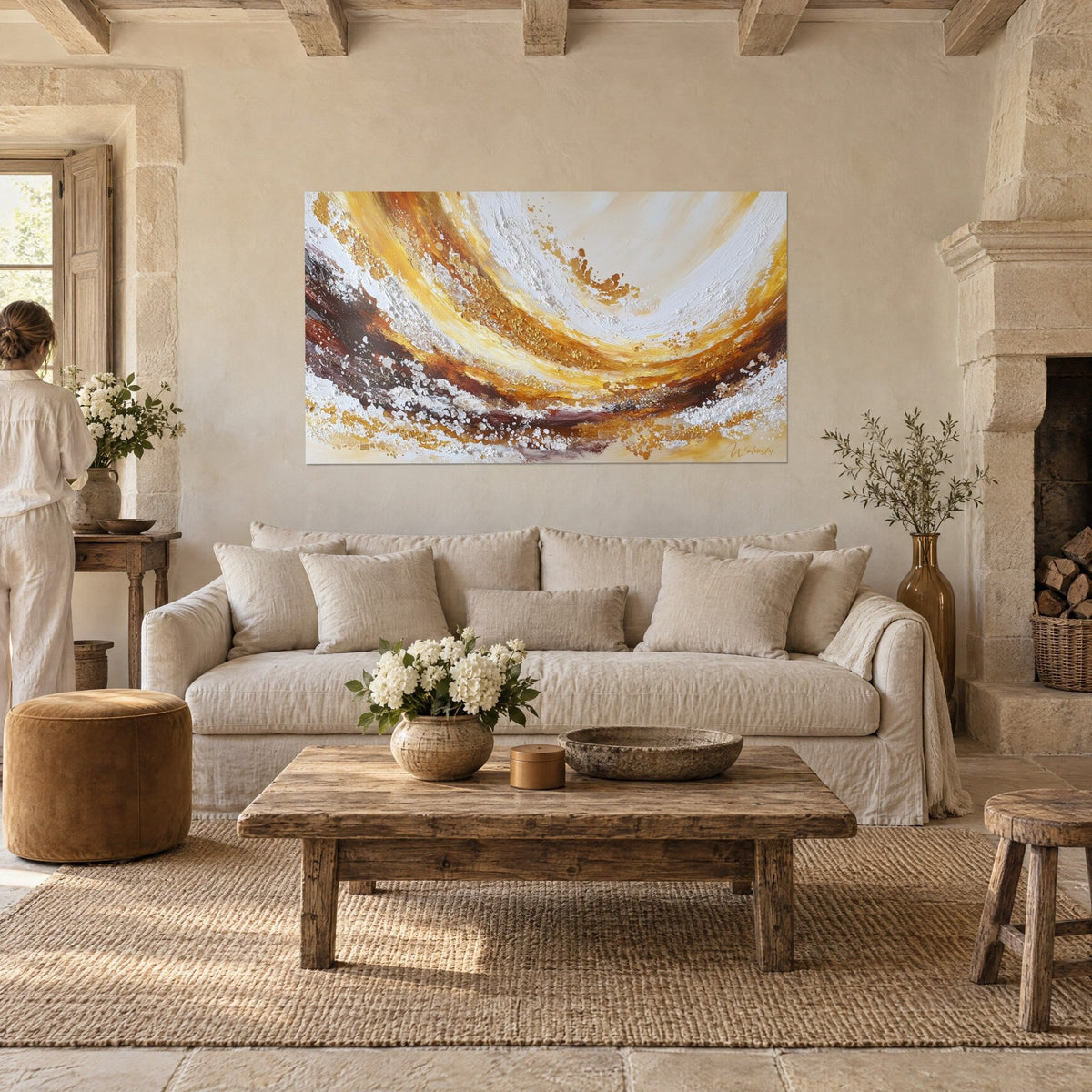 Tableau tourbillon doré aux éclats blancs et bruns, spirale épaisse en relief, au-dessus d'un canapé dans un salon lumineux