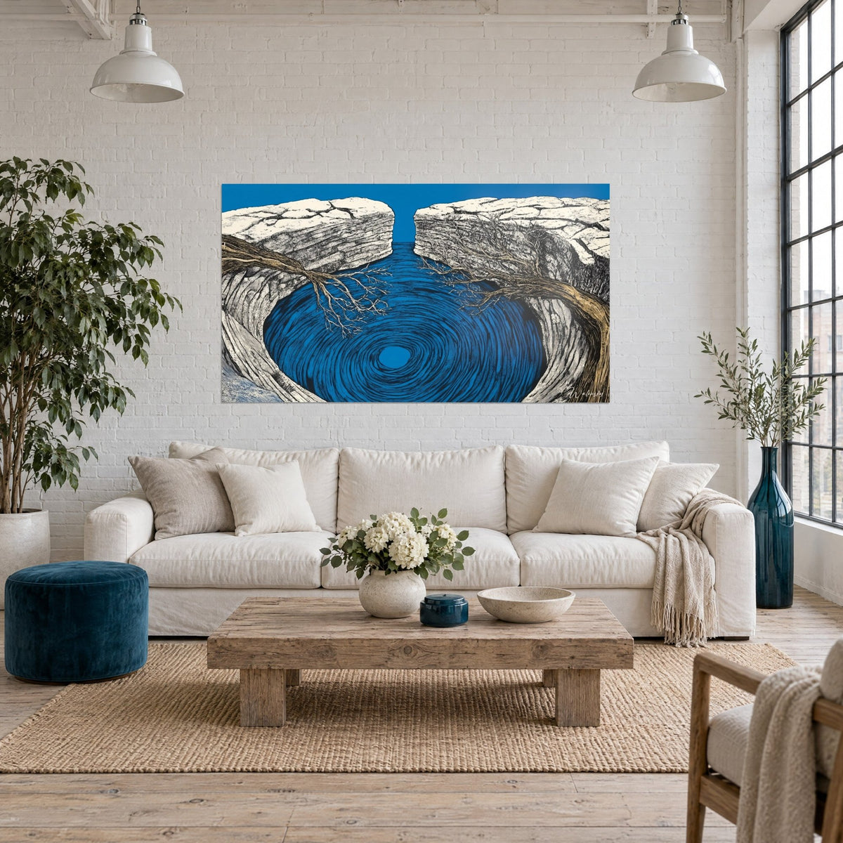 Tableau gouffre bleu cobalt entre deux falaises crème, tourbillon gravé et arbres morts, au-dessus d'un canapé dans un salon lumineux