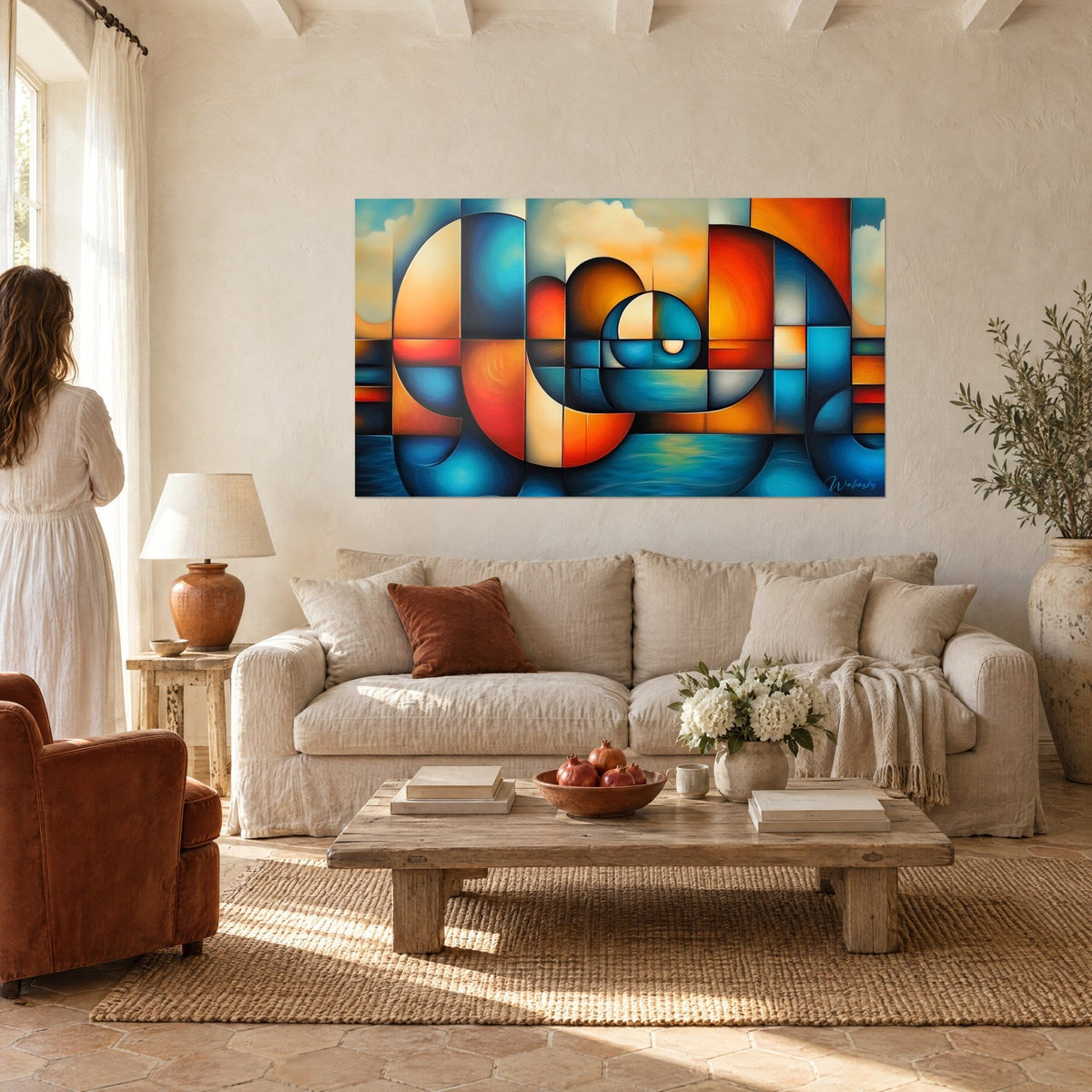 Cuadro con arcos geométricos naranjas y azul turquesa, sol marfil en el horizonte, mujer de espaldas sobre un sofá en un salón luminoso