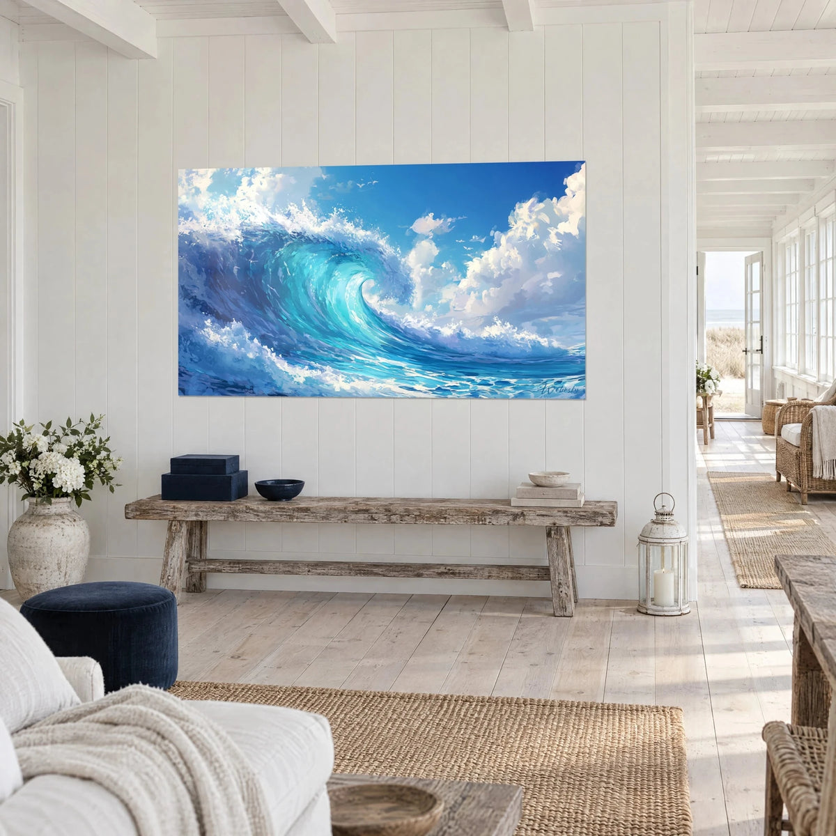 Cuadro de un rodillo de agua cian e índigo bajo un cielo nublado, colgado en la pared blanca de un salón junto al mar