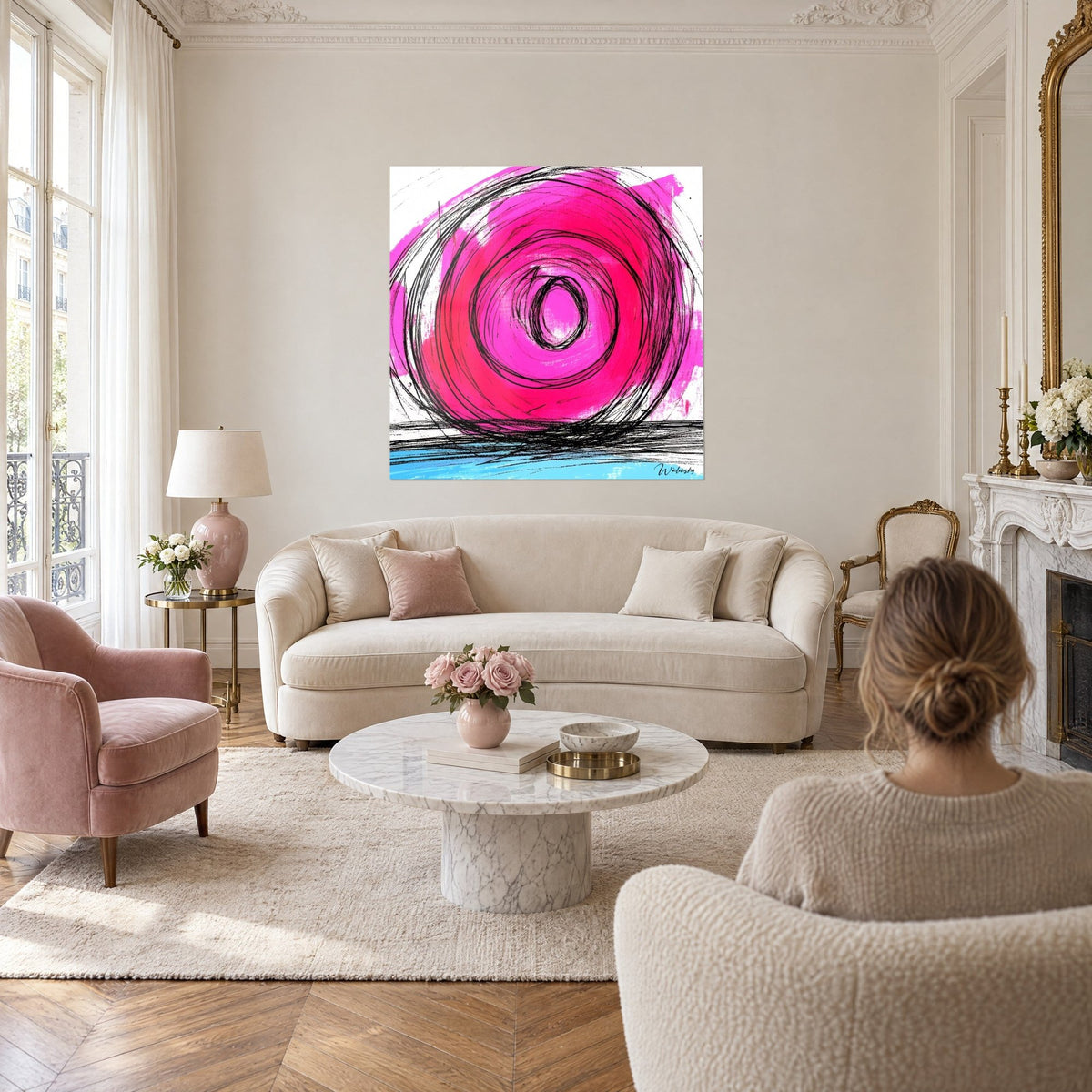 Quadro spirale di ciclone fucsia perfilata da linee nere, base turchese, appeso sopra un divano in un soggiorno luminoso