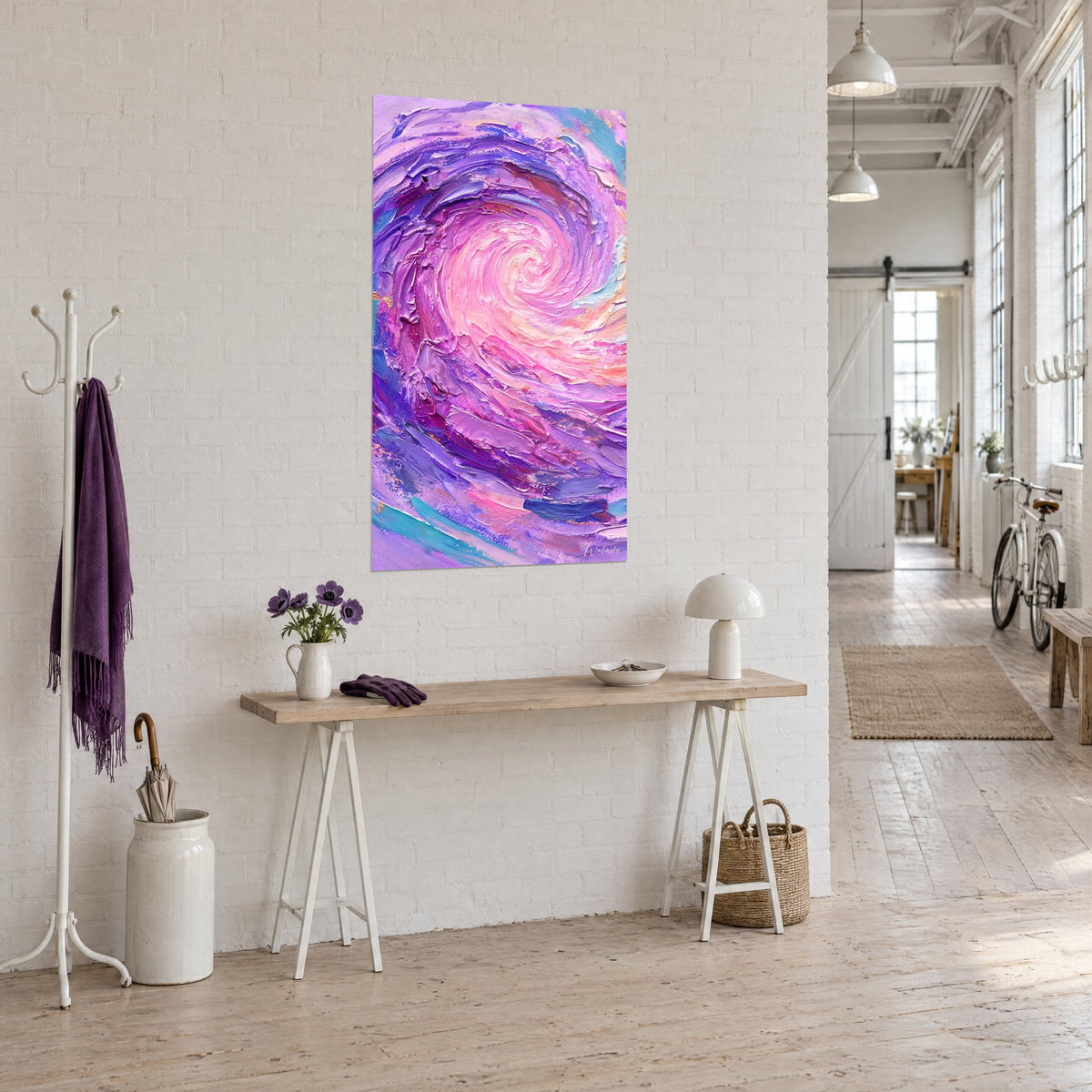 Tableau vague spiralée aux coups de couteau lilas et turquoise, accroché près d'une console dans un loft