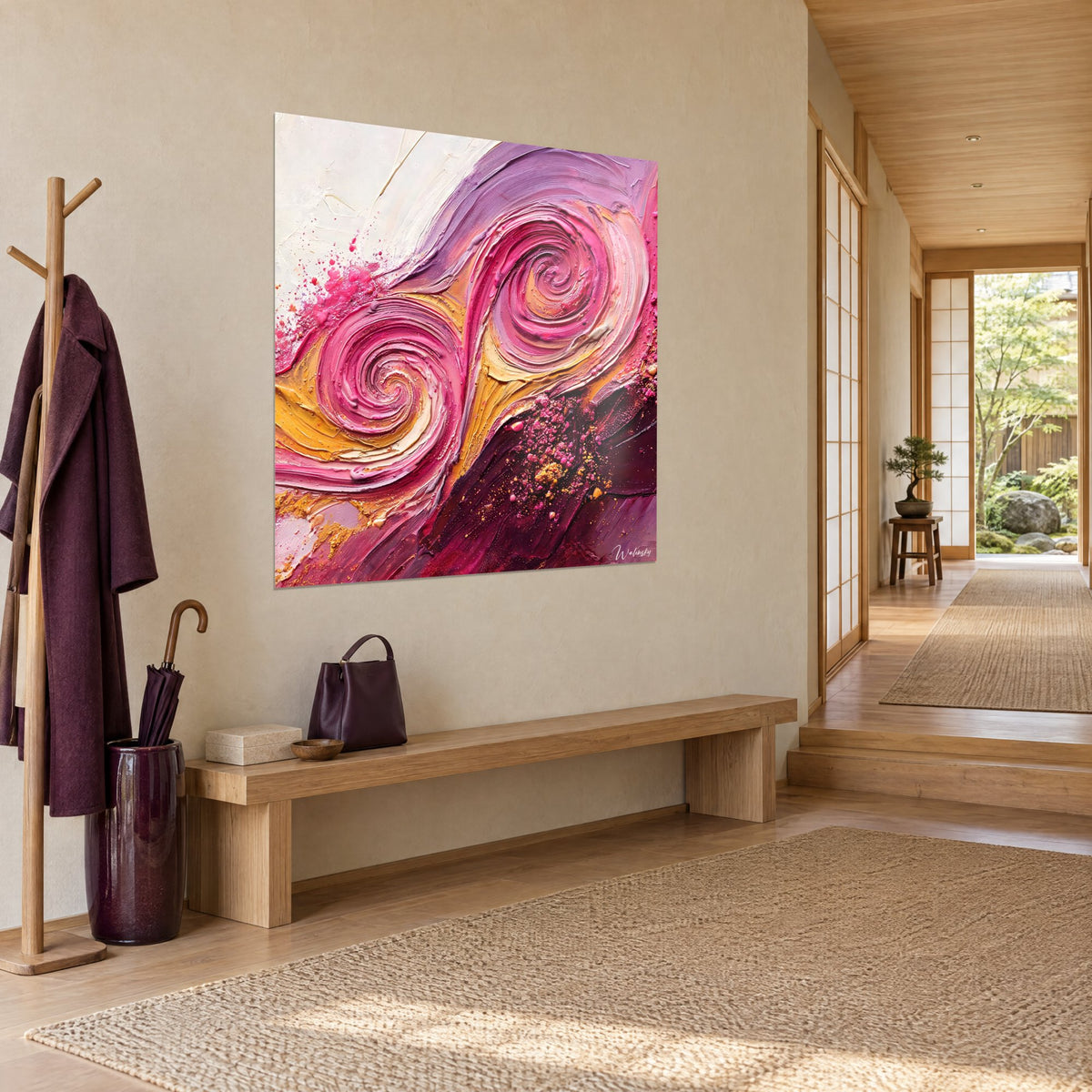 Tableau tourbillon de peinture empâtée magenta et jaune safran, éclaboussures roses, dans un couloir japandi en bois clair