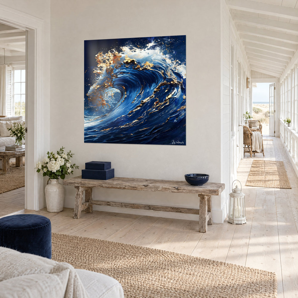 Tableau houle cobalt crêtée de paillettes d'or, vue de trois-quarts dans un couloir de maison de bord de mer