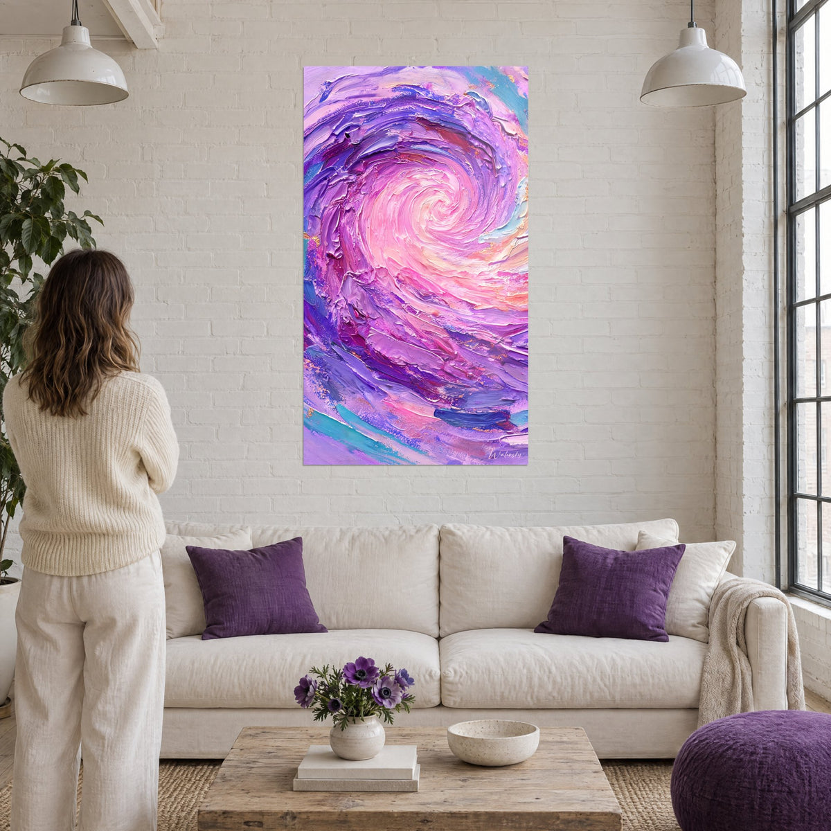 Tableau tourbillon rose et violet en pâte épaisse, centre pêche, au-dessus d'un canapé dans un salon lumineux