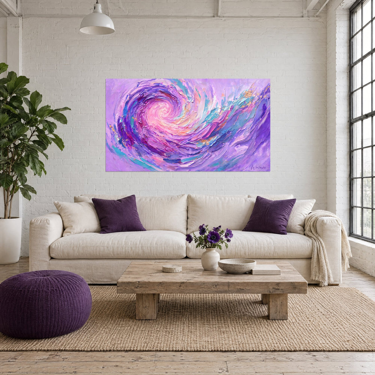 Tableau spirale rose et violette en peinture épaisse, éclats d'or et touches turquoise, au-dessus d'un canapé dans un salon lumineux