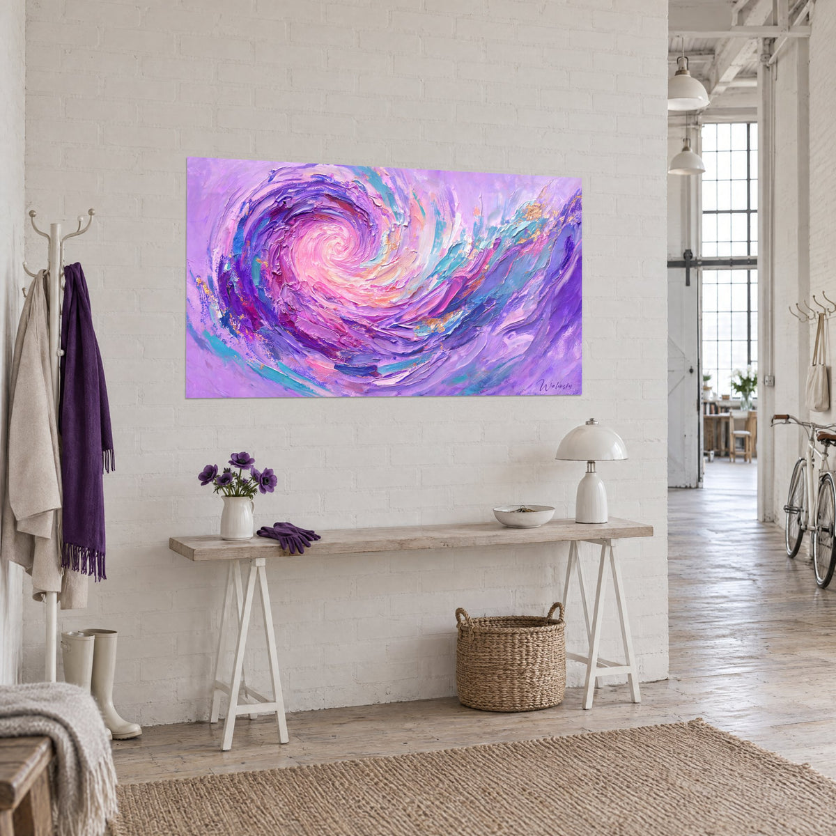 Tableau tourbillon lilas empâté, cœur rose pâle et traînées bleu turquoise, sur un mur de briques blanches d'un loft