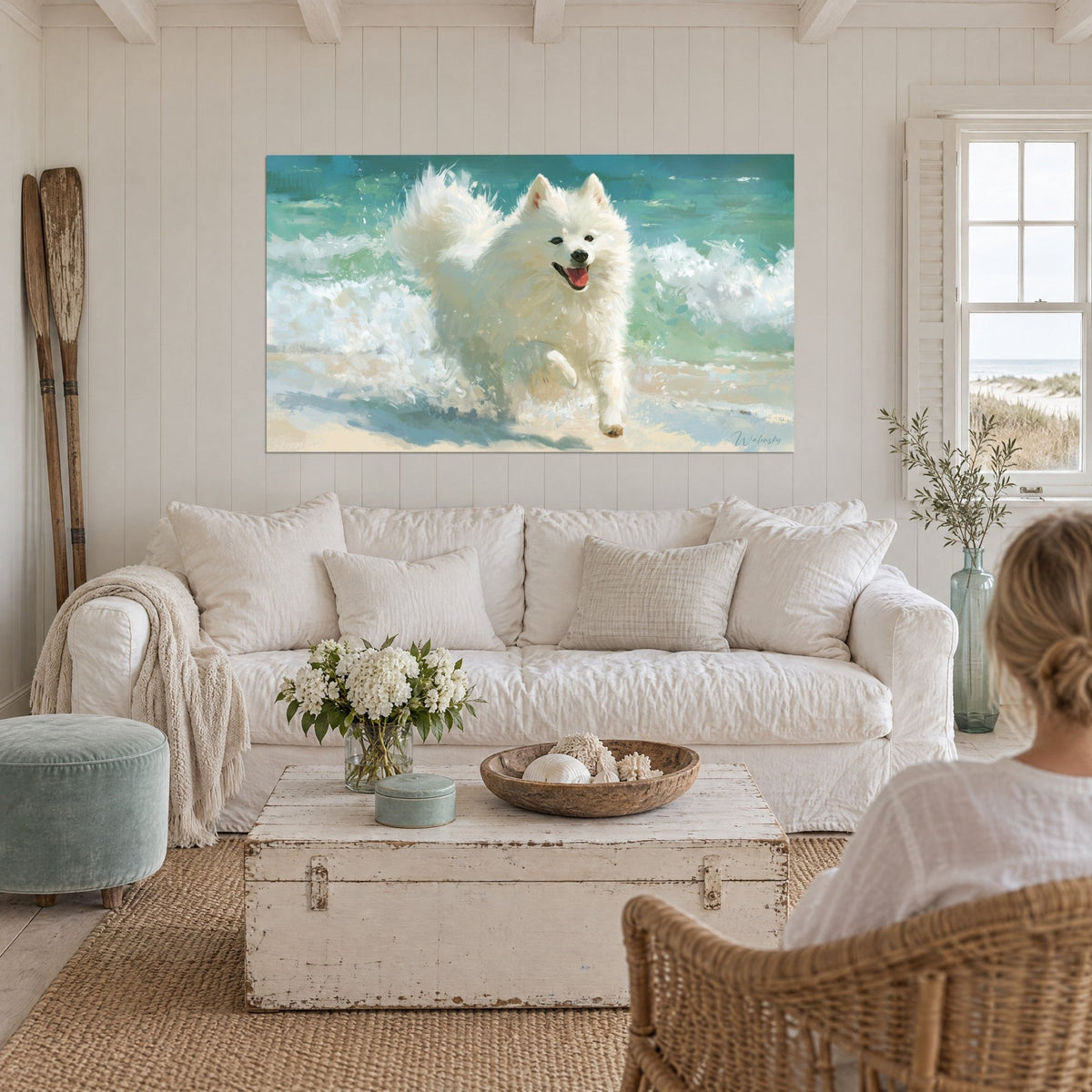 Quadro cane bianco soffice che corre nella schiuma turchese, pelo crema e lingua rosa, sopra un divano in un soggiorno luminoso