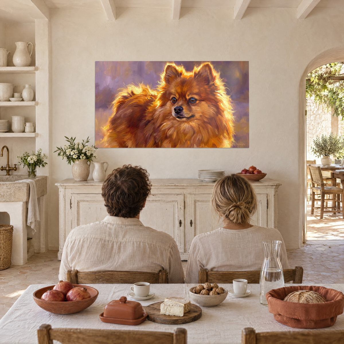 Cuadro pequeño perro esponjoso cobre y ámbar, contorno del pelo iluminado, fondo violeta, una pareja de espaldas sentada a la mesa de una cocina de mas