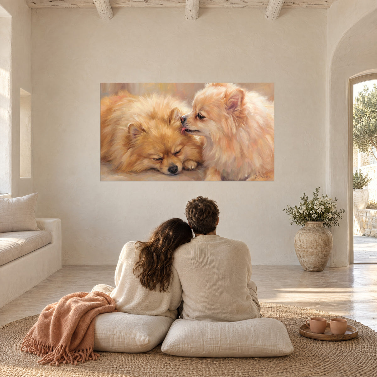 Cuadro de compañeros de cuatro patas, pomerania naranja y crema apretados en la ternura, frente a una pareja sentada en cojines