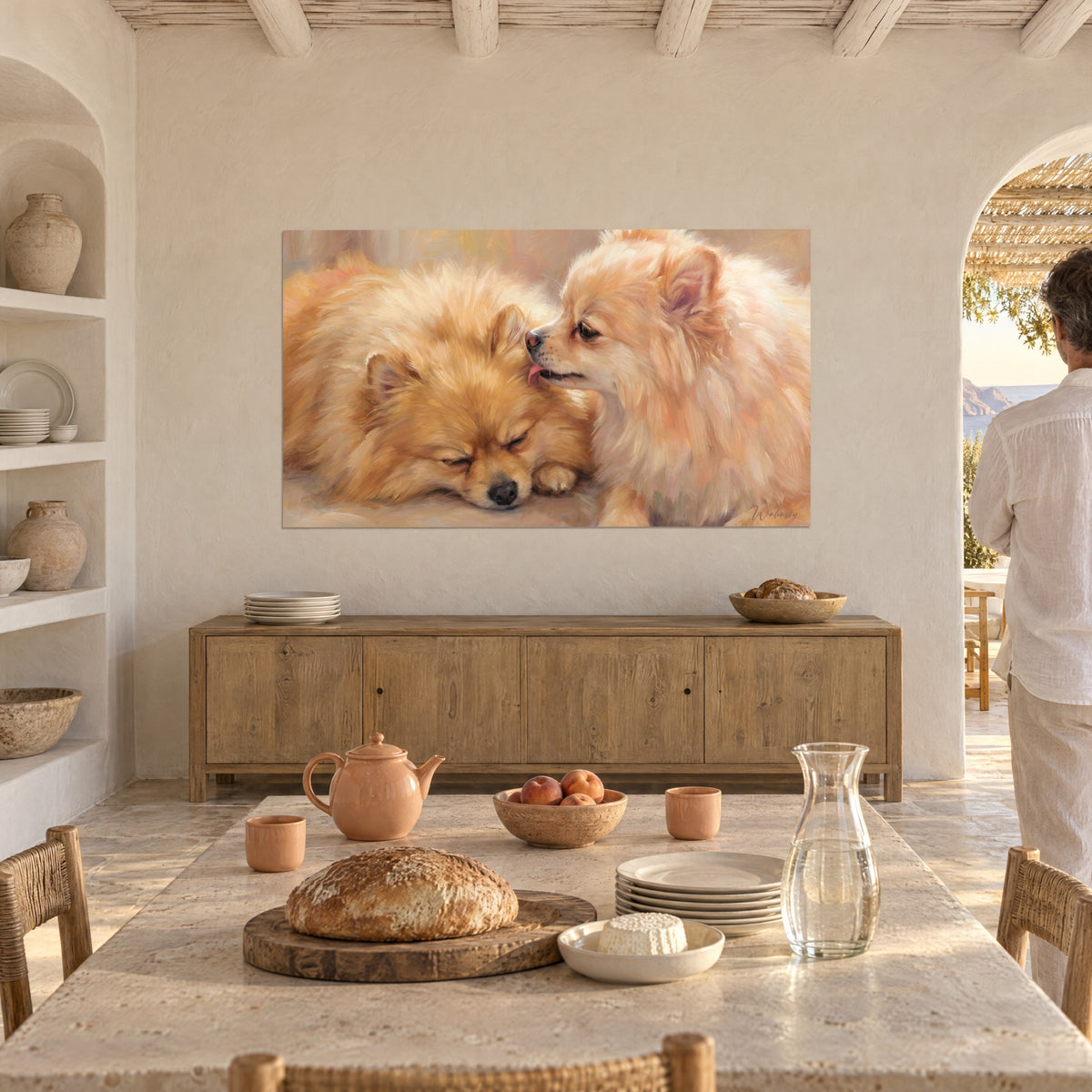 Cuadro de mimos caninos de dos pomerania de pelaje naranja y crema, lengua rosa sobre la oreja, en una cocina mediterránea ocre