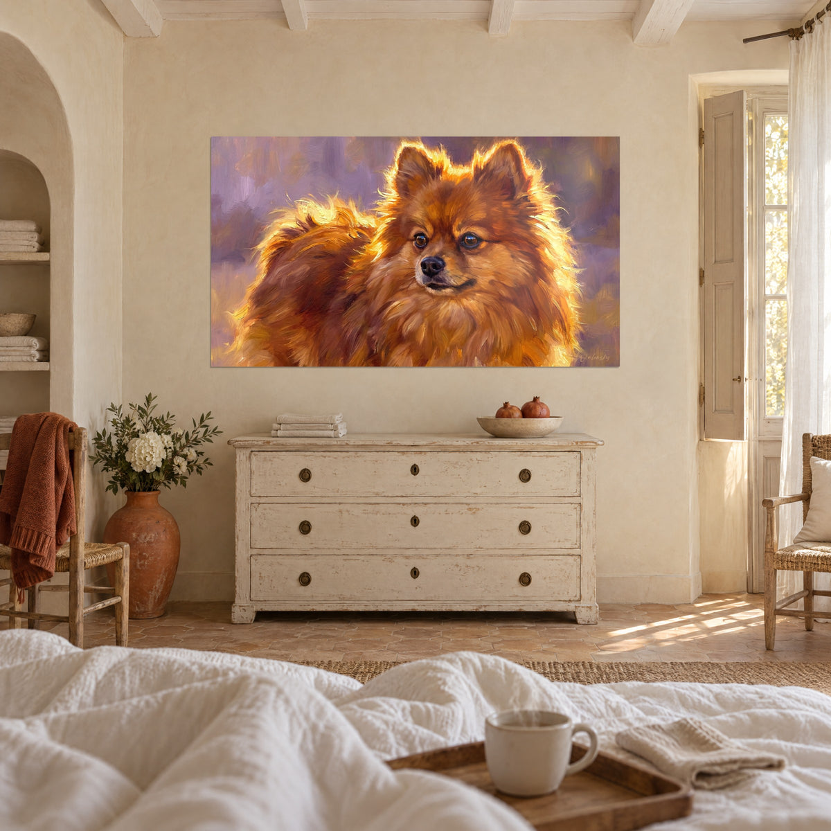Cuadro retrato de pomerania con pelo anaranjado realzado en oro, fondo lila, sobre una cama en un dormitorio luminoso