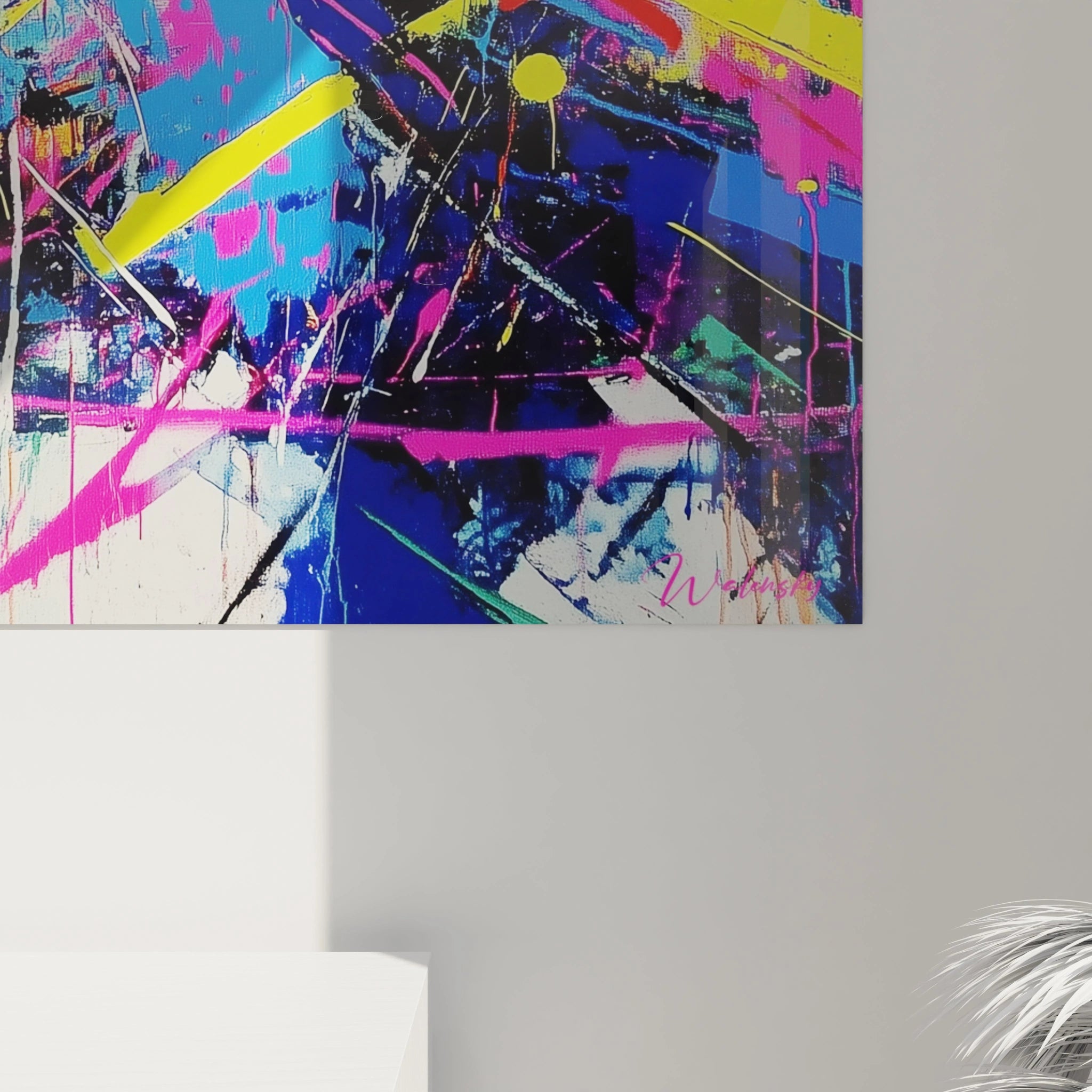 Un tableau néon urbain où des lignes jaunes tranchantes traversent un espace pictural dominé par le bleu électrique et le rose fluo, créant une composition explosive avec des textures variées de coulures et d'éclaboussures soigneusement orchestrées.
