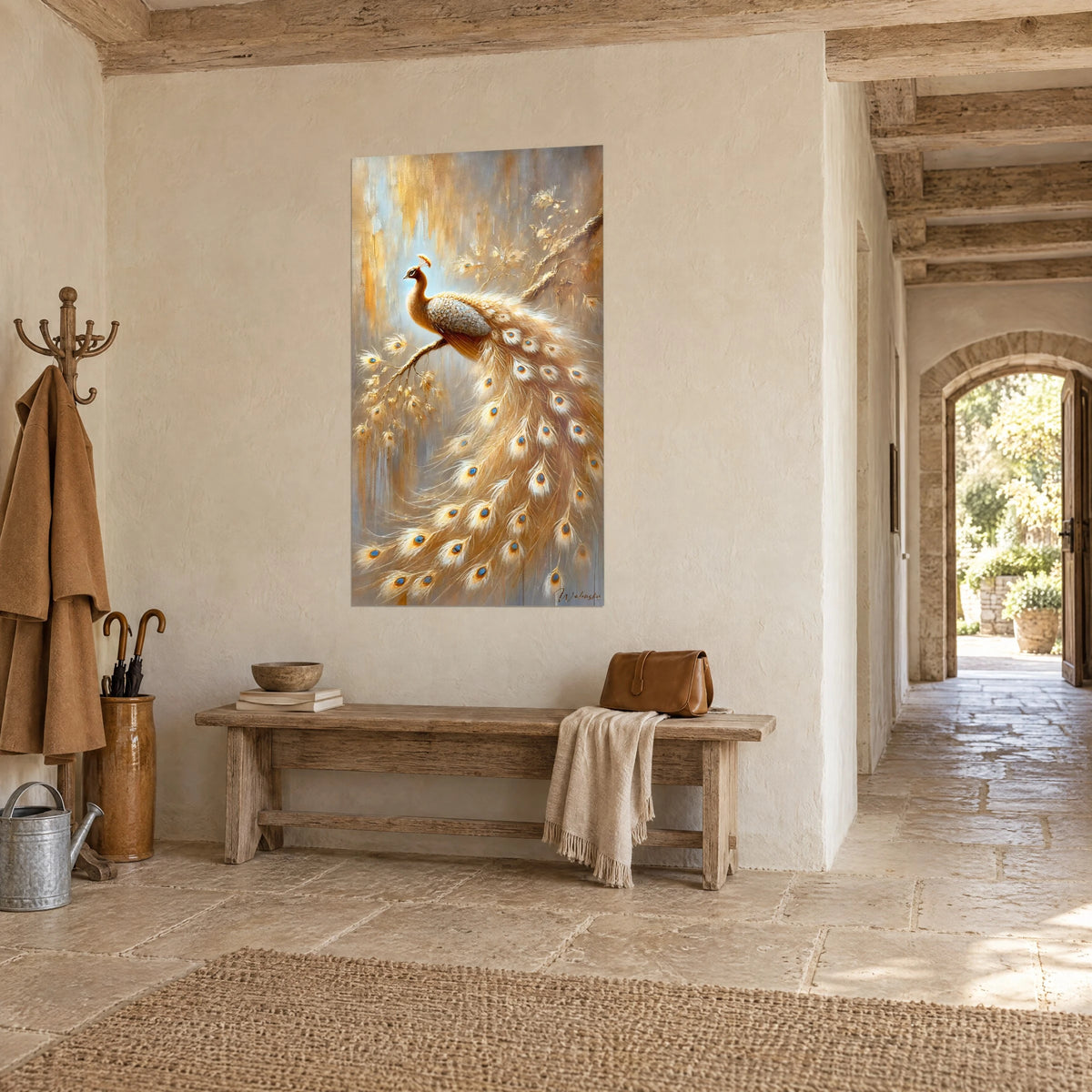 Quadro uccello reale con piumaggio miele e grigio perla, occhi di piuma blu, appeso in un ingresso in pietra