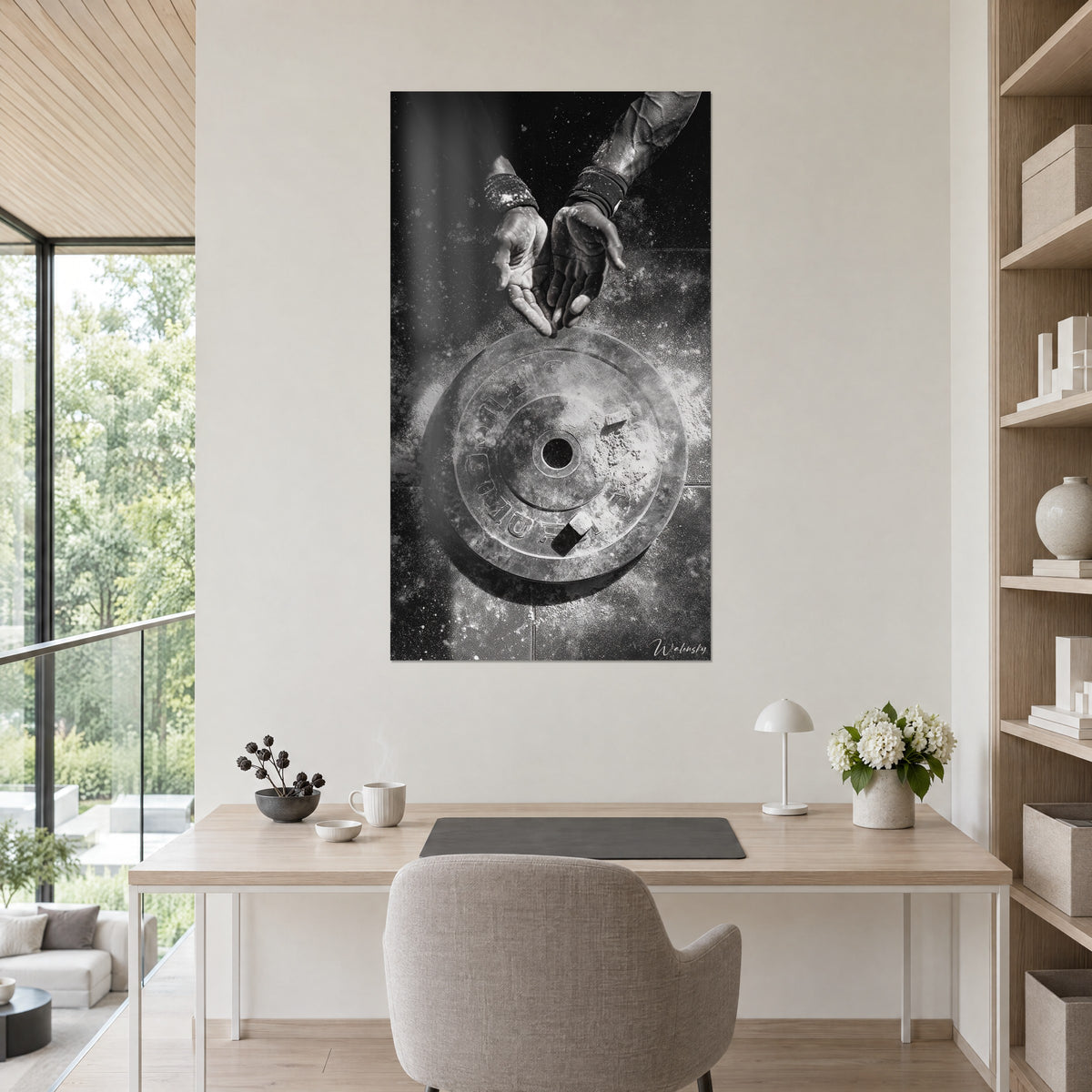 Schilderij voorbereiding van een gietijzeren deadlift, witte krijtwolk boven een antracietgrijze schijf, opgehangen achter een bureau van licht hout