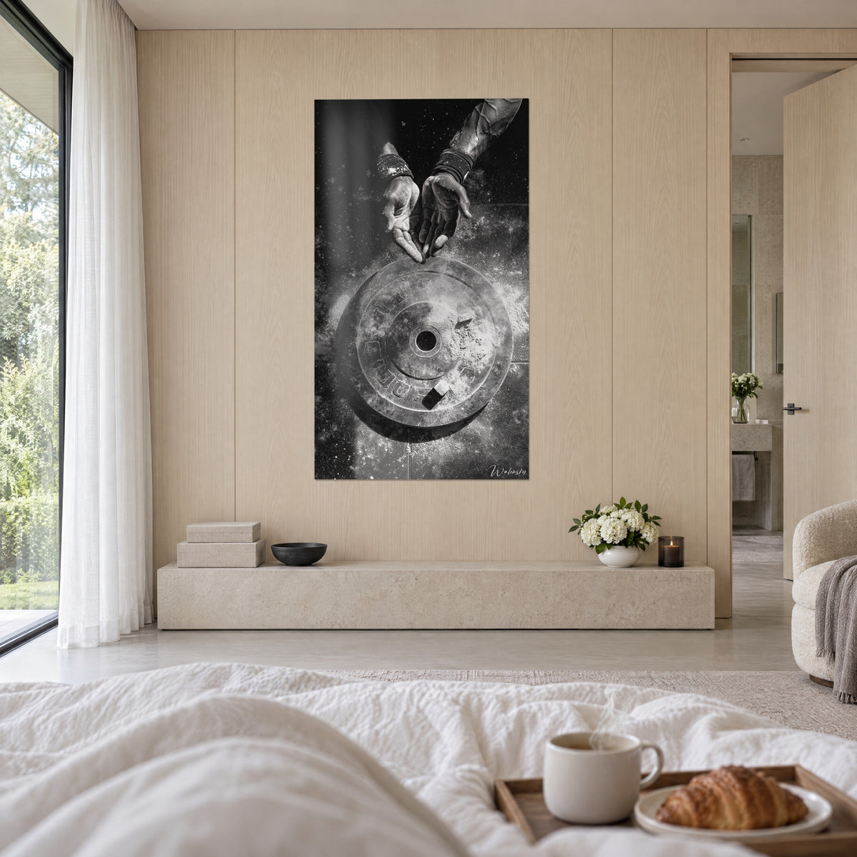 Schilderij omwikkelde polsen die twee met talk gebleekte handen uitstrekken naar een gietijzeren schijf, zwart en wit, boven een bed in een lichte slaapkamer