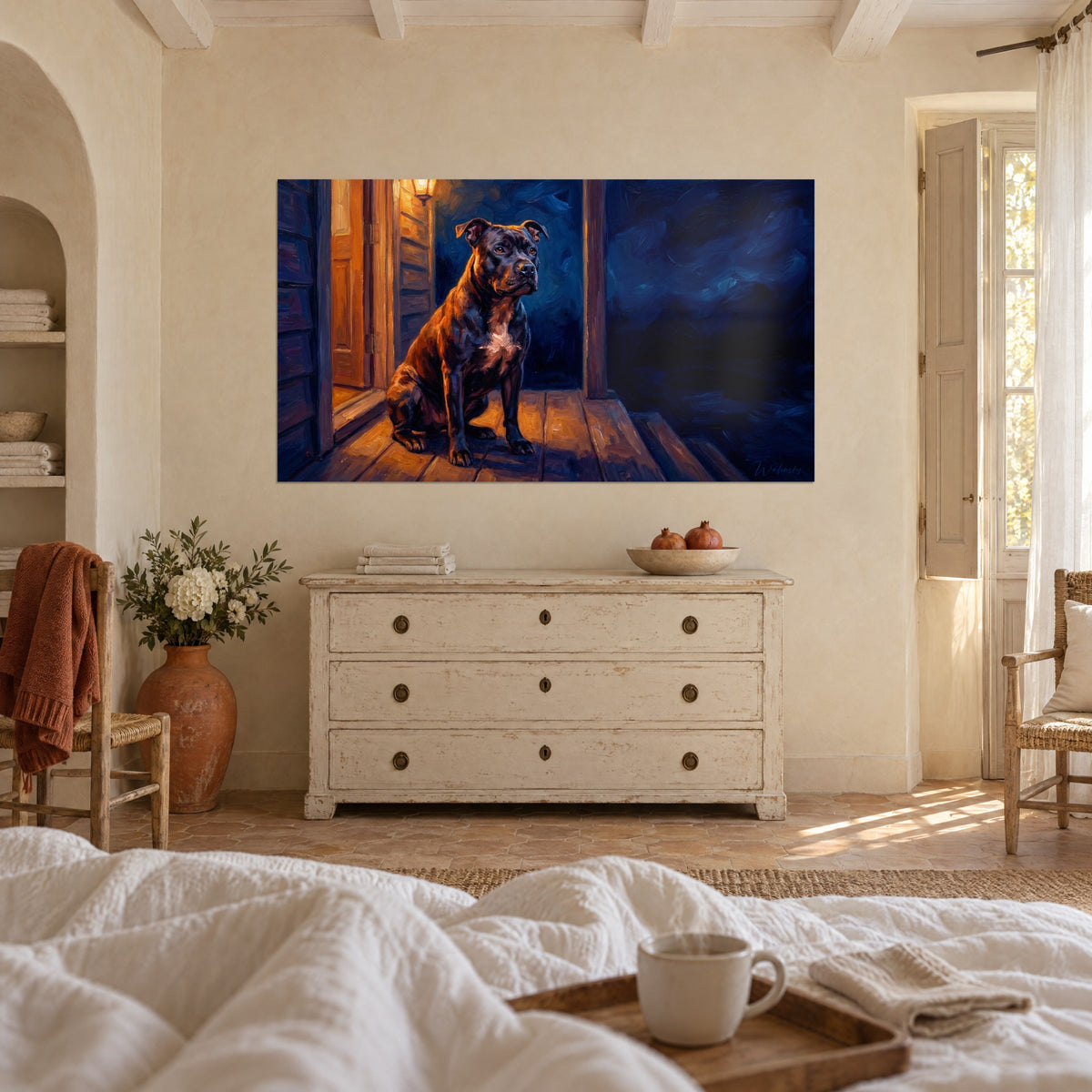 Schilderij van een Staffordshire-hond op de loer in een deuropening, gouden planken en nachtblauwe hemel, boven een bed in een lichte slaapkamer