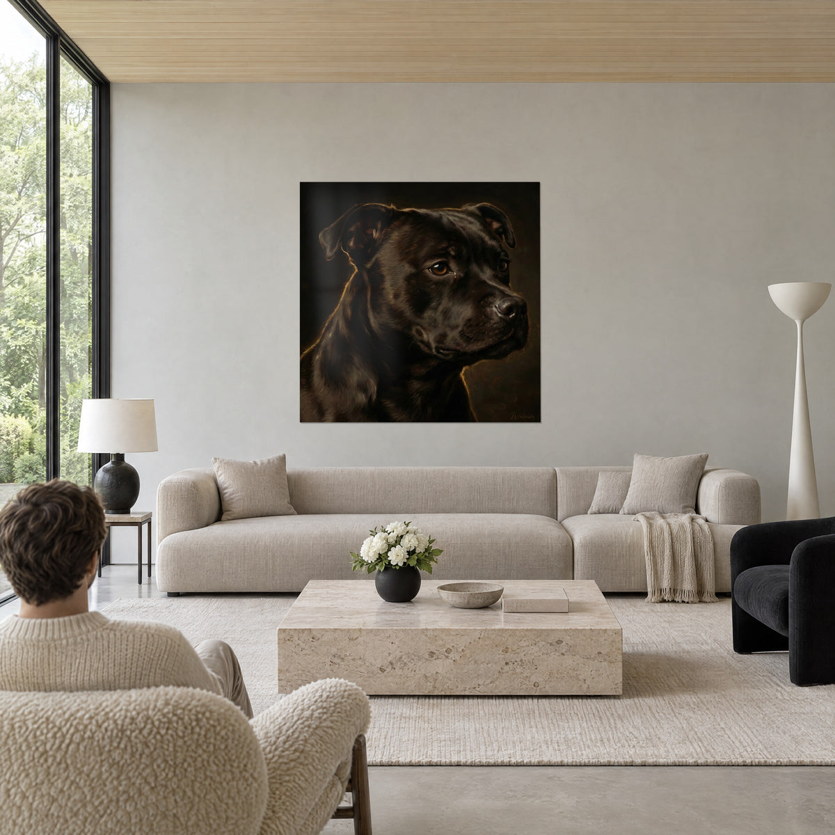 Πίνακας μαύρος staffie με κεχριμπαρένιο βλέμμα, χρυσό αντίφως σε σκούρο καφέ φόντο, πάνω από έναν καναπέ σε ένα φωτεινό σαλόνι