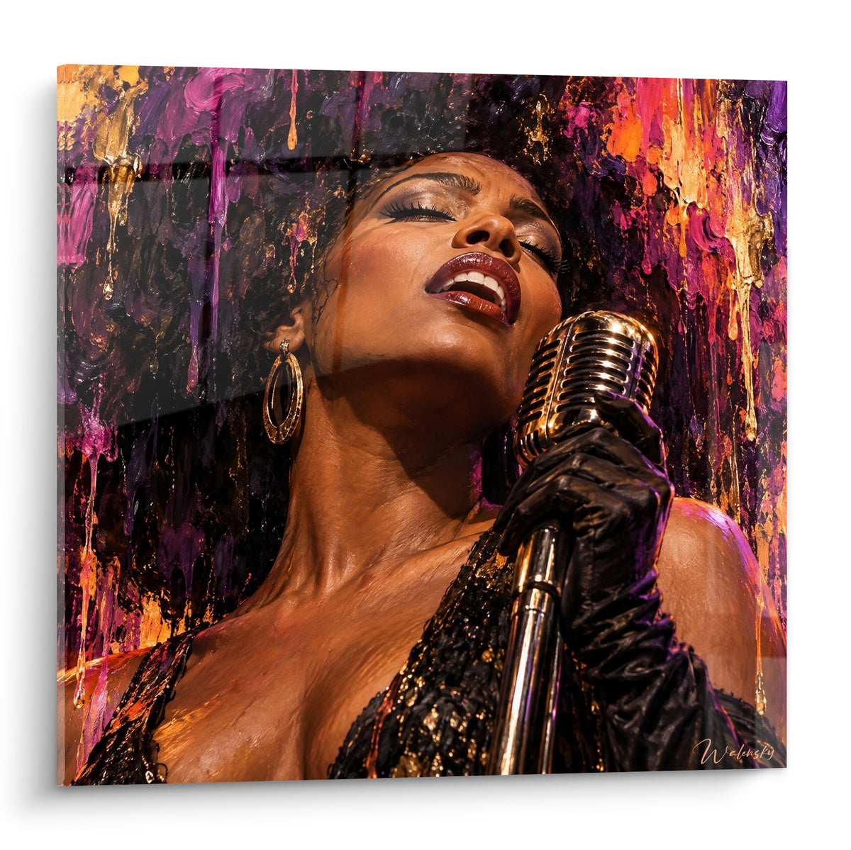 Tableau chanteuse jazz micro doré, fond violet et or éclaboussé, gant en dentelle noire