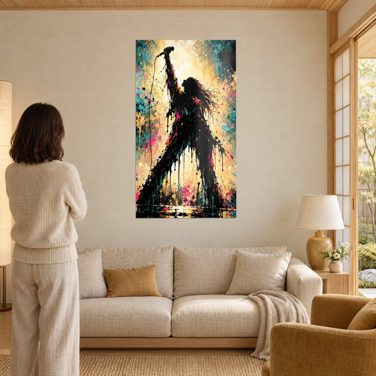 Tableau chanteuse en silhouette noire, bras levé tenant un micro doré, fond or et turquoise, au-dessus d'un canapé dans un salon lumineux