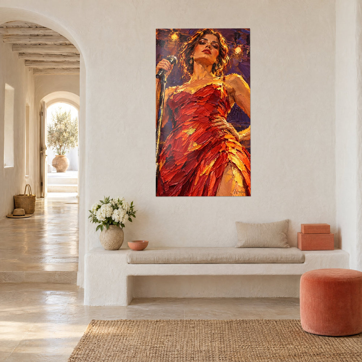 Tableau diva à la main sur la hanche, robe vermillon aux touches ambre, projecteurs violets, dans une entrée voûtée blanche d'une maison méditerranéenne