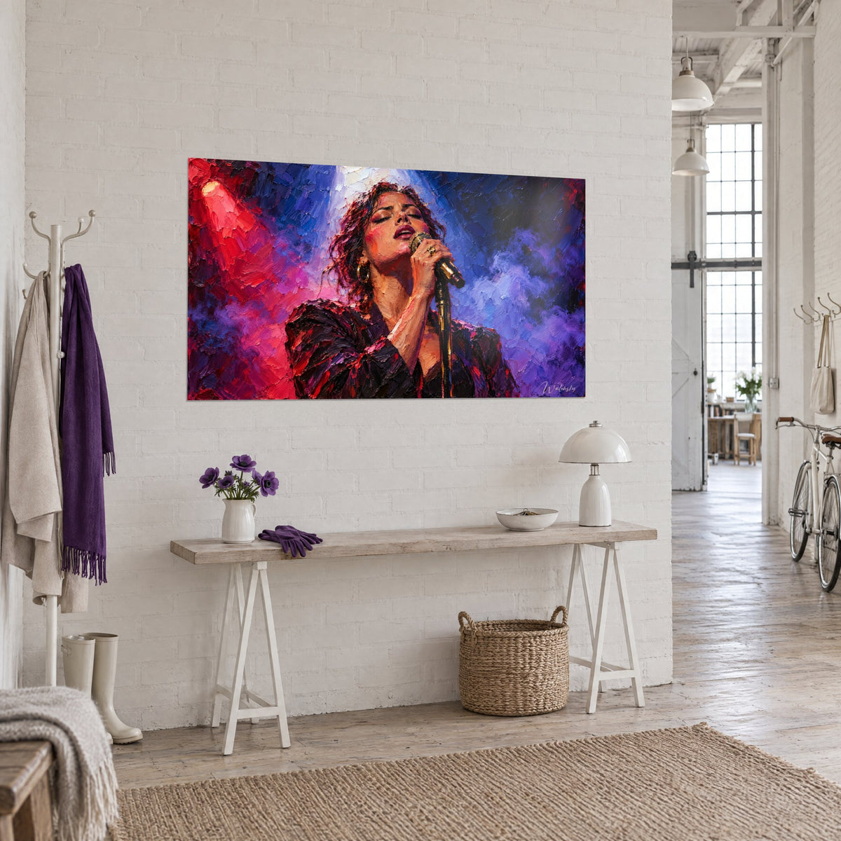 Tableau diva en veste sombre pailletée, projecteur rouge et nuages violets, sur un mur de briques blanches du loft