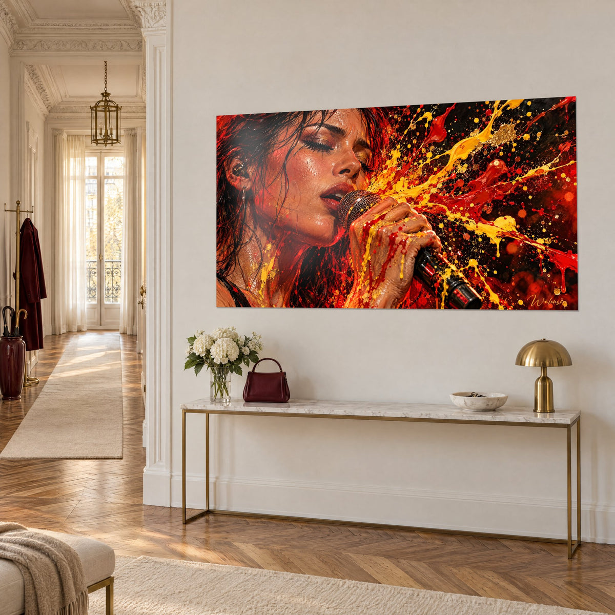 Tableau vocaliste ruisselante de sueur, jets de peinture jaune safran et vermillon sur fond noir, console dorée au mur