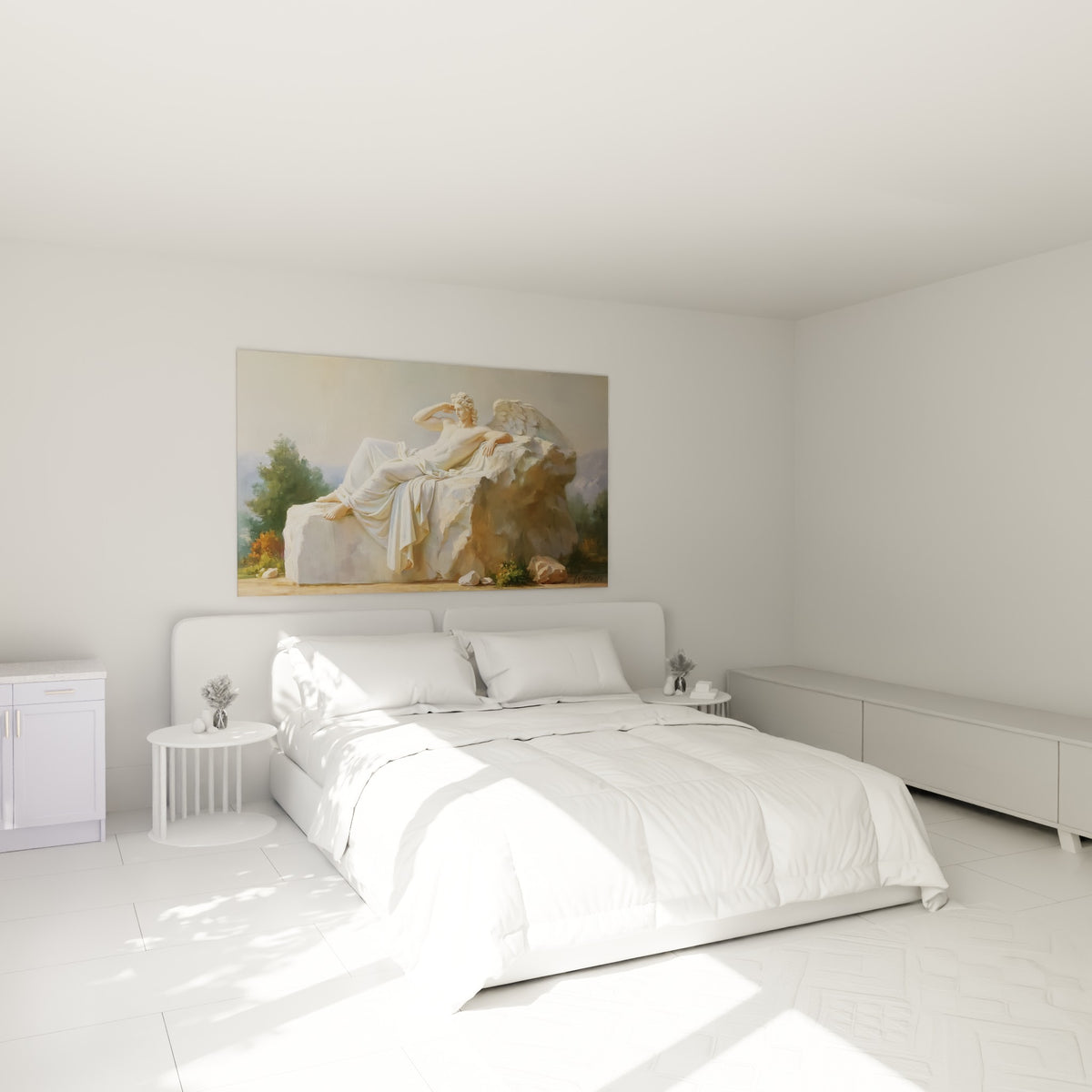 Figure ailée blanche et ocre reposant sur pierre, accrochée au-dessus d'un lit dans une chambre claire
