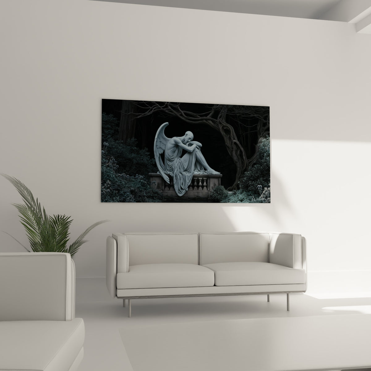 Ange sculpté aux ailes blanches et fond bleu nuit, au-dessus d'un canapé dans un salon lumineux