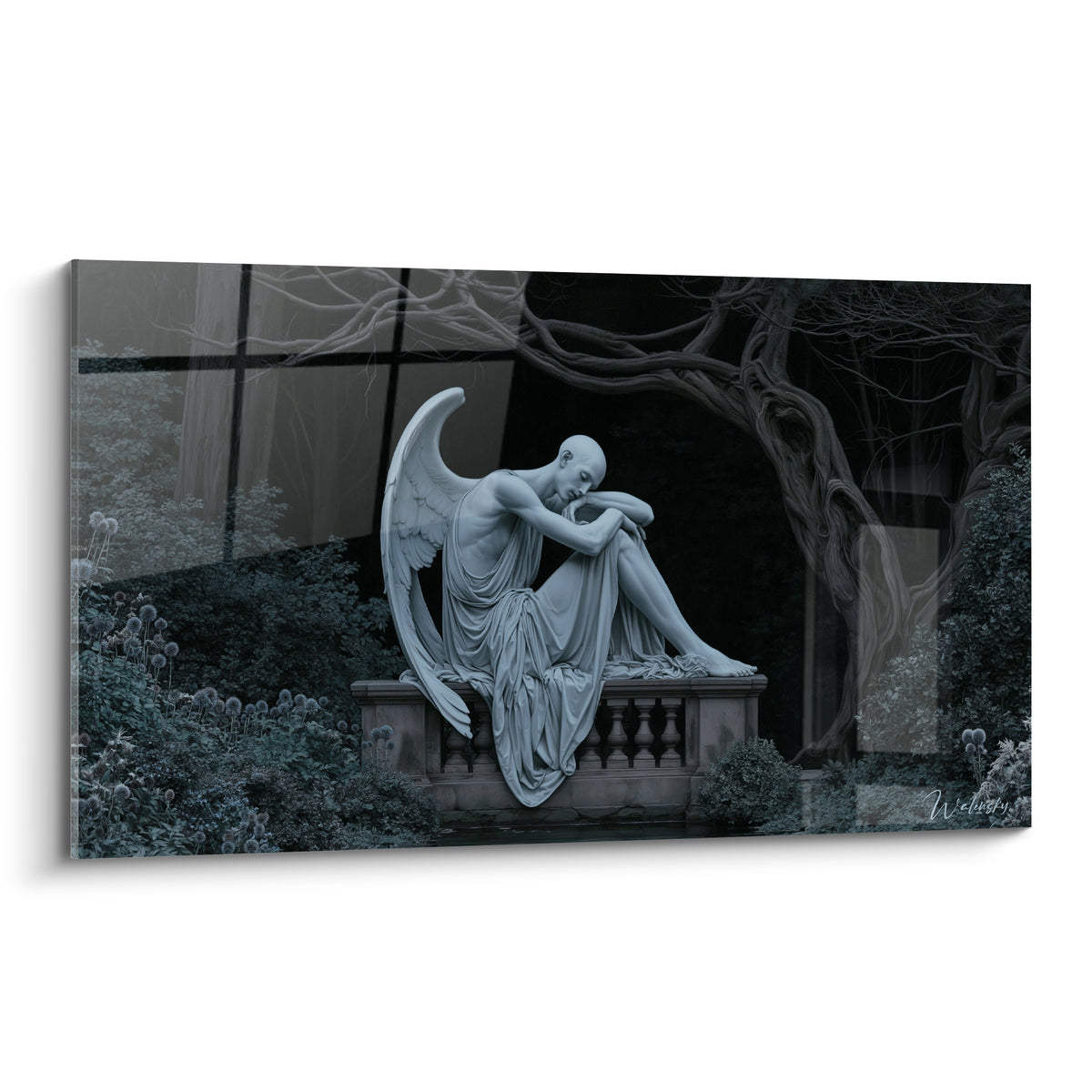 Ange en pierre gris bleuté assis, ailes déployées, dans un décor nocturne aux tons anthracite