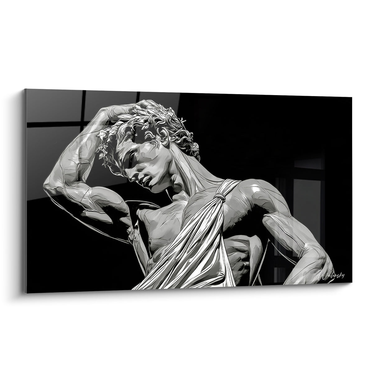 Statue antique blanche et anthracite, bras levé, drapé sculpté sur fond noir profond