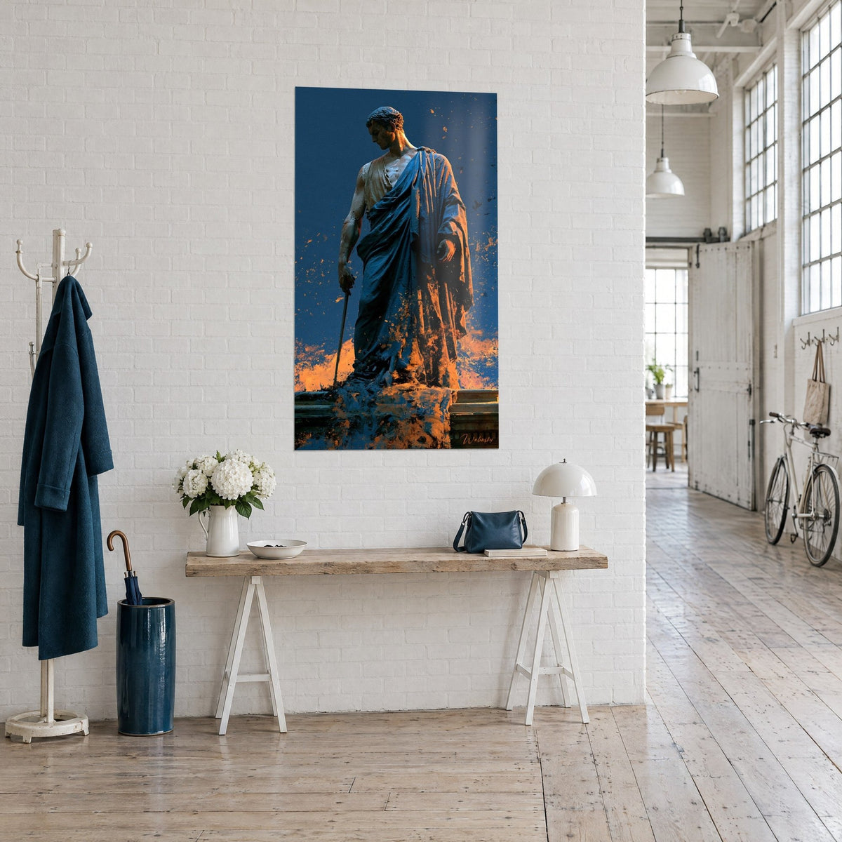 Gemälde einer aufgelösten drapierten Statue in orangefarbenen Tropfen auf marineblauem Grund, neben einer Holzkonsole in einem Künstlerloft aufgehängt