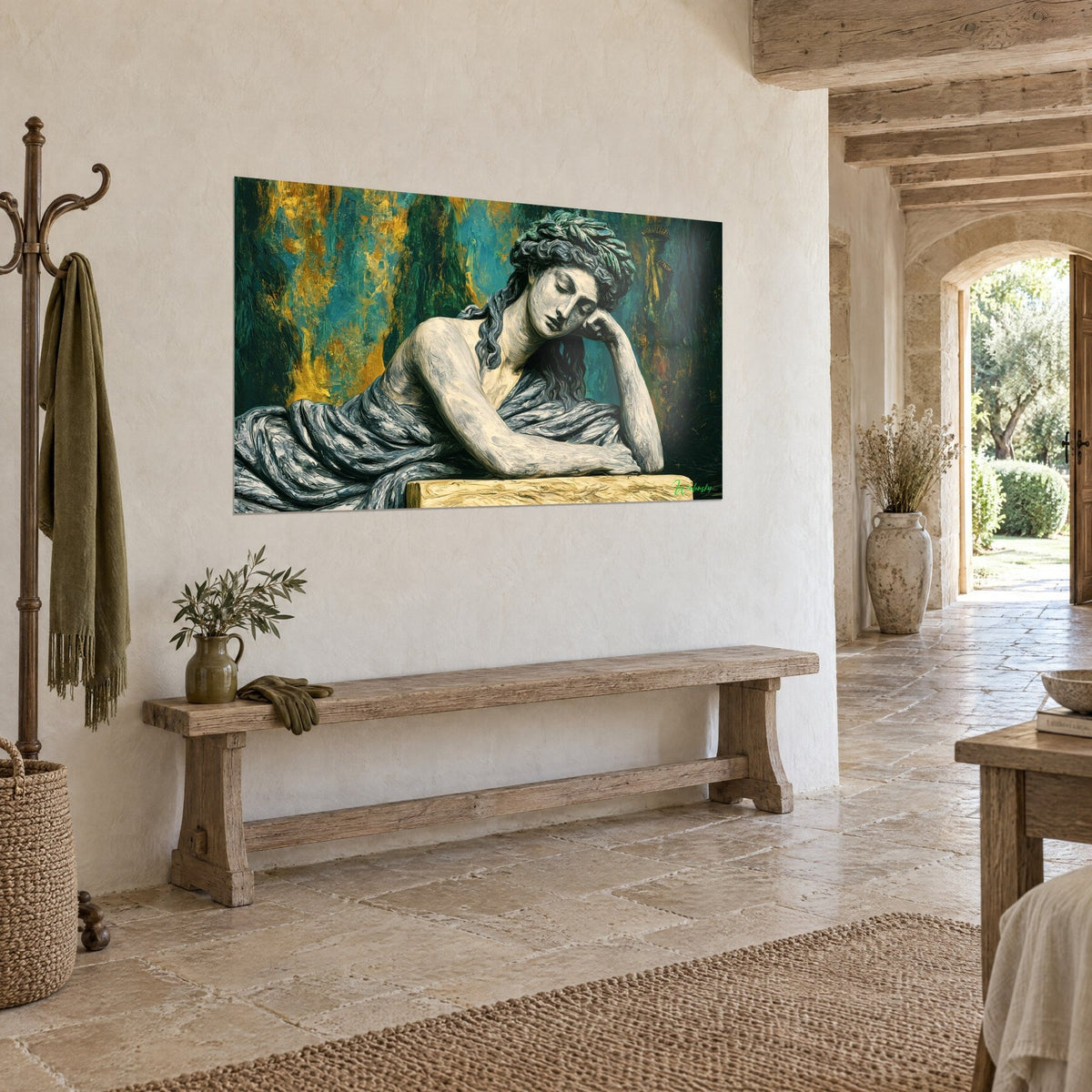 Tableau femme de pierre accoudée, tête penchée, drapé gris argenté sur fond vert émeraude et jaune doré, mur de pierre claire