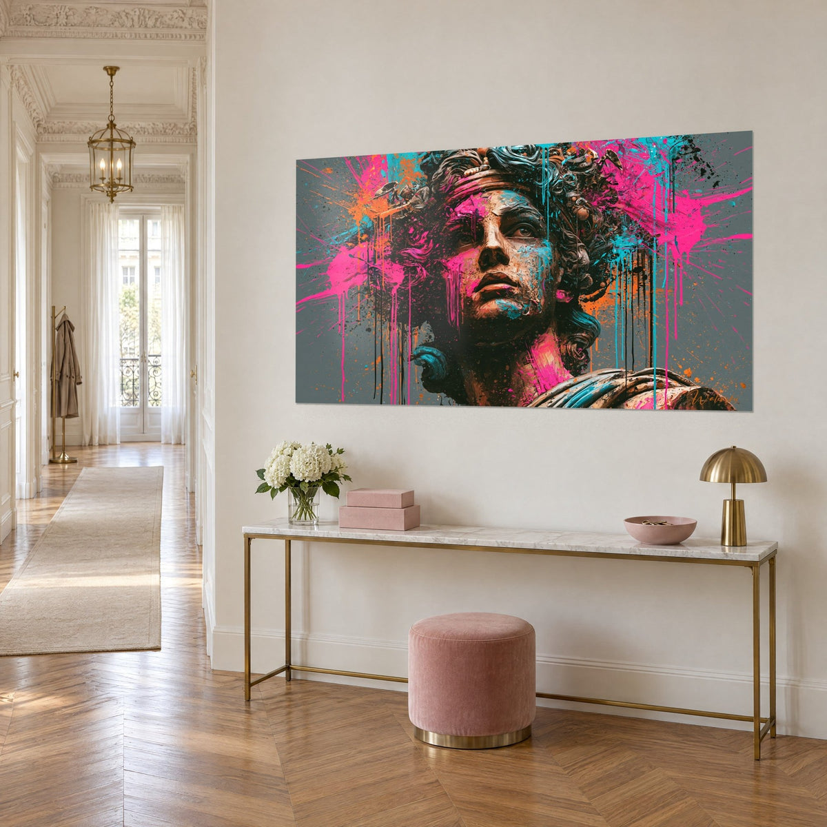 Tableau visage de statue grecque aux coulures orange et fuchsia, curls bruns sculptés, vu de trois-quarts dans un salon haussmannien