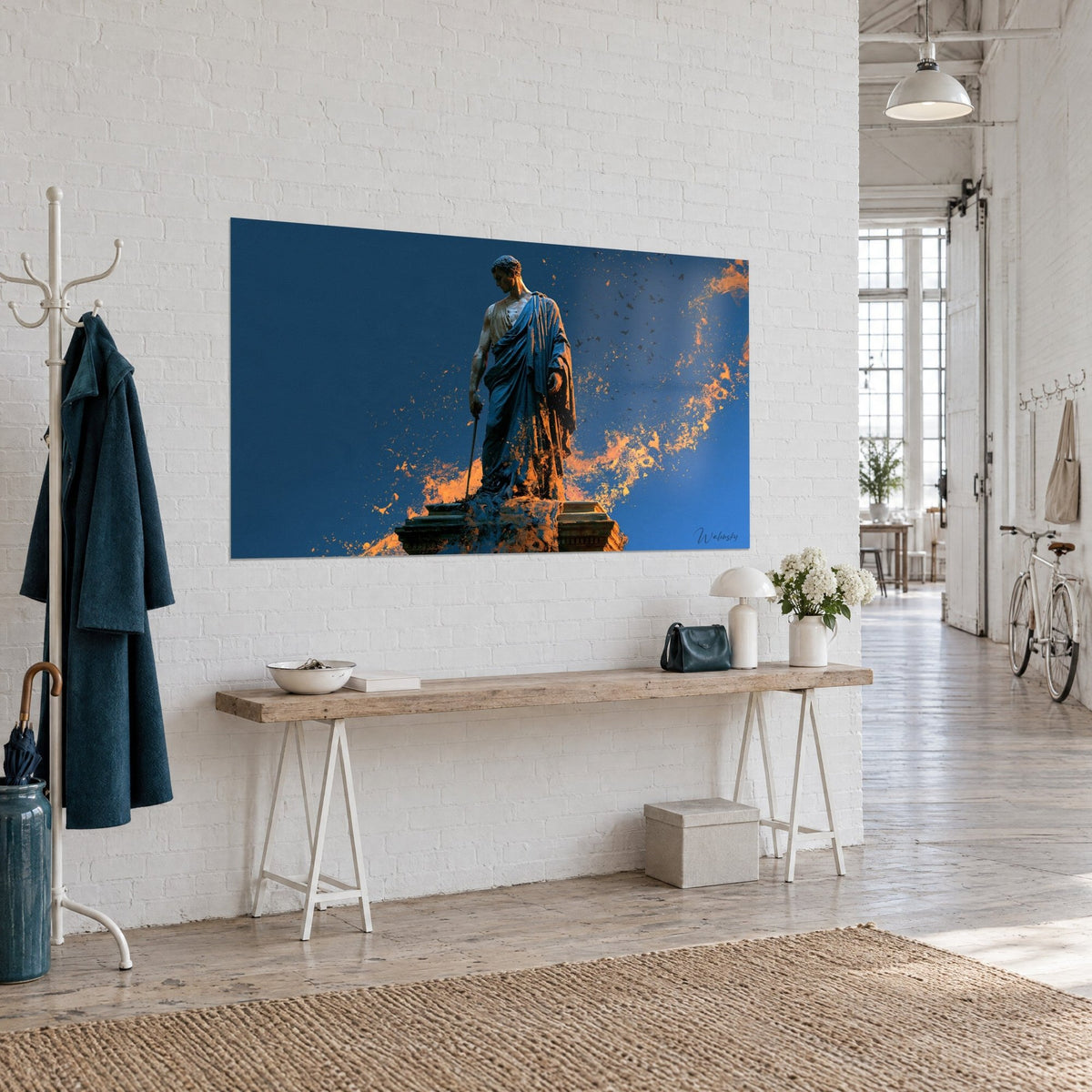 Tableau sculpture antique en toge indigo, nuées de cendres orange et oiseaux noirs sur ciel bleu, loft d'artiste