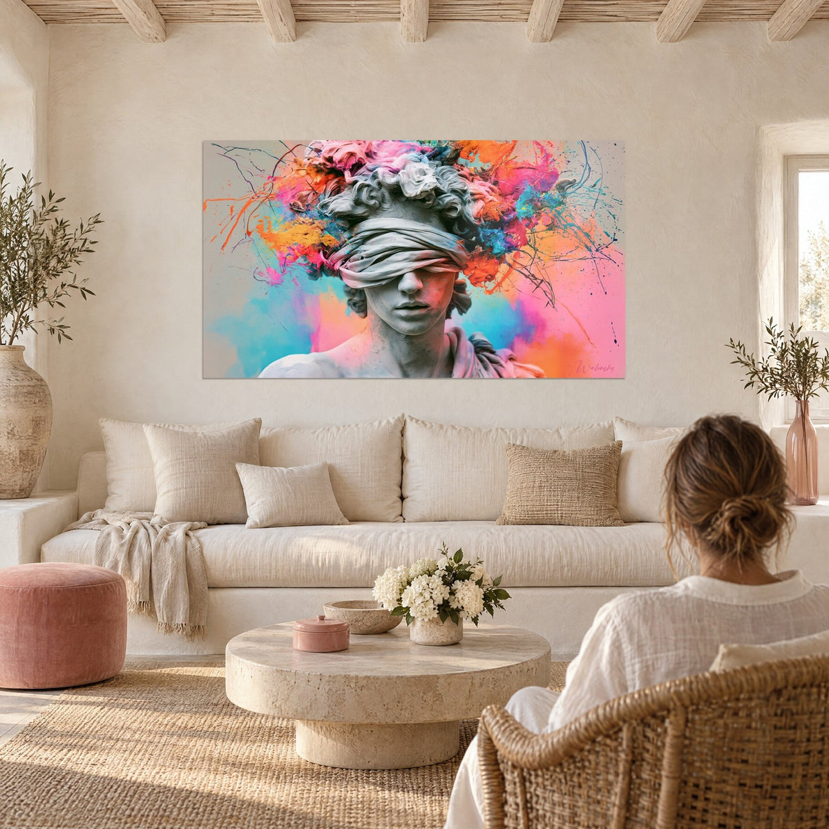 Cuadro busto de mármol blanco con cinta ajustada en la frente, cabello estallando en rosa y turquesa, sobre un sofá en un salón luminoso