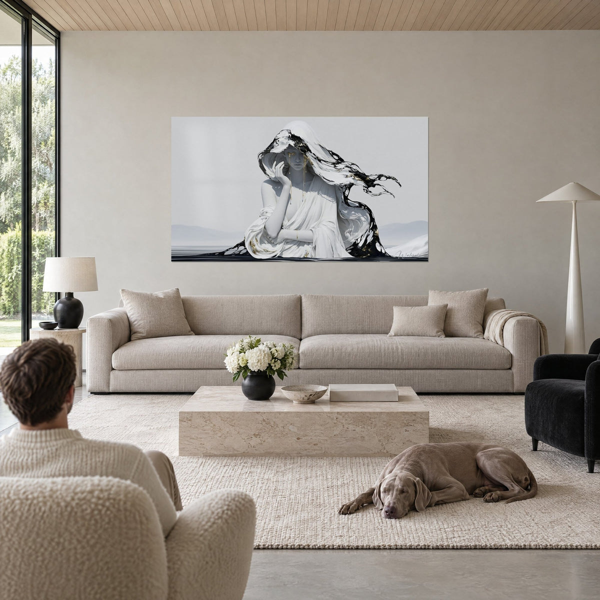 Tableau statue voilée aux larmes d'or, encre noire en volutes sur blanc nacré, au-dessus d'un canapé dans un salon lumineux