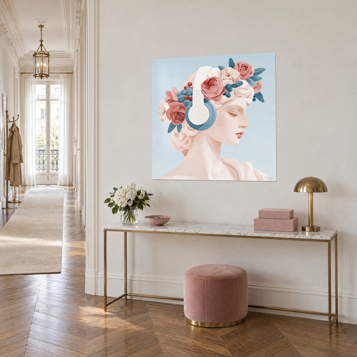Gemälde roséfarbenes Marmorprofil mit puderrosa Rosen und blauen Beeren, weißer Kopfhörer, an einer beigen Wand neben einer goldenen Konsole