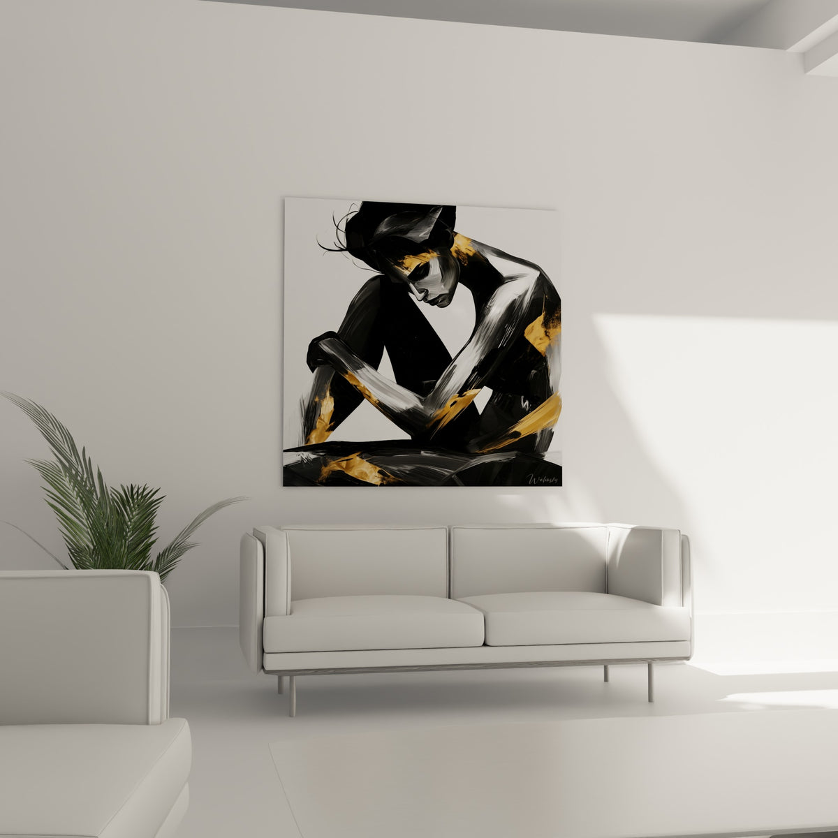 Figure noire et ocre de la Statue, bras croisés, au-dessus d'un canapé dans un salon lumineux