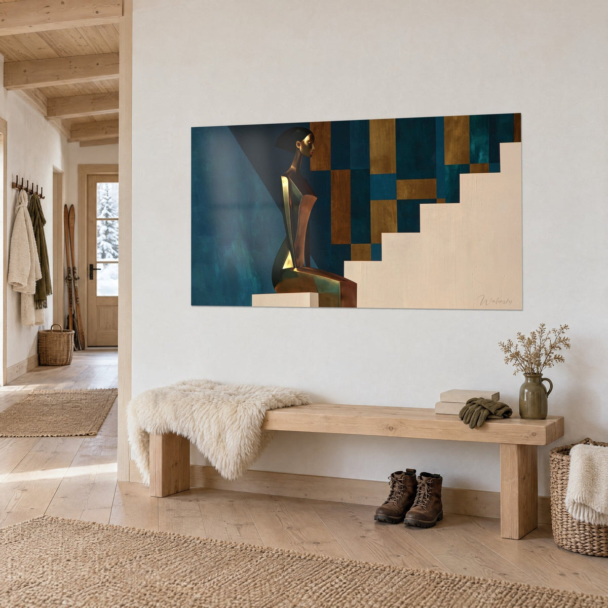 Schilderij koperkleurige vrouwelijke figuur met gladde zwarte schedel, okerkleurige en eendenblauwe rechthoeken, crèmekleurige trap, hangend boven een houten bank in chaletstijl